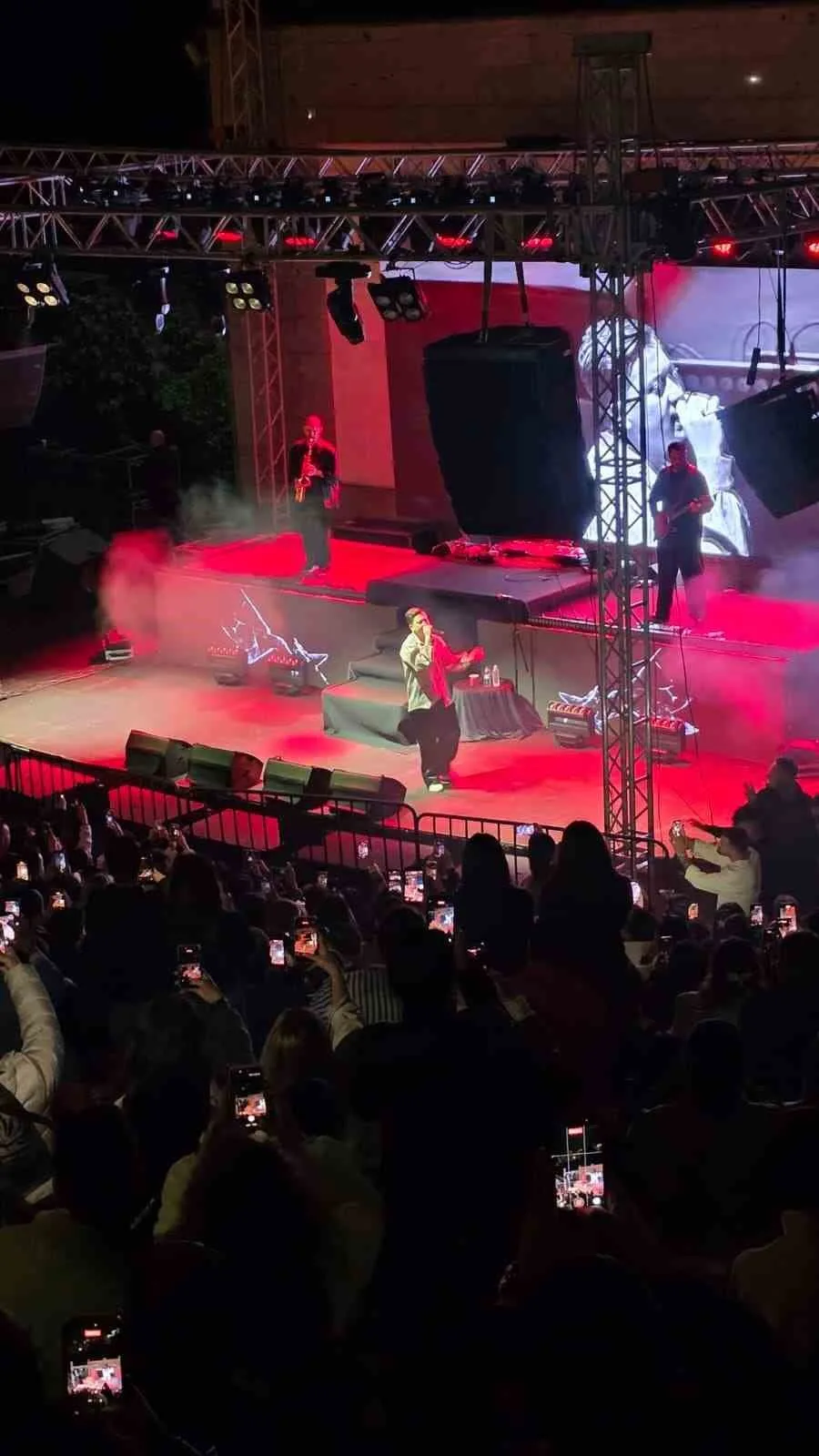 POIZI, YAKLAŞIK 3 SAAT SÜREN PERFORMANSIYLA İZLEYİCİLERE UNUTULMAZ BİR GECE YAŞATTI.