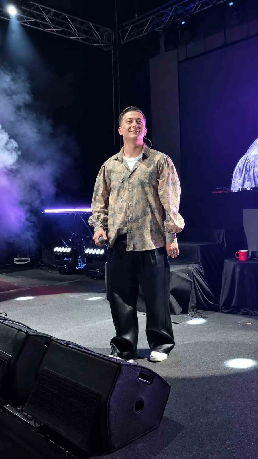 POIZI, YAKLAŞIK 3 SAAT SÜREN PERFORMANSIYLA İZLEYİCİLERE UNUTULMAZ BİR GECE YAŞATTI.