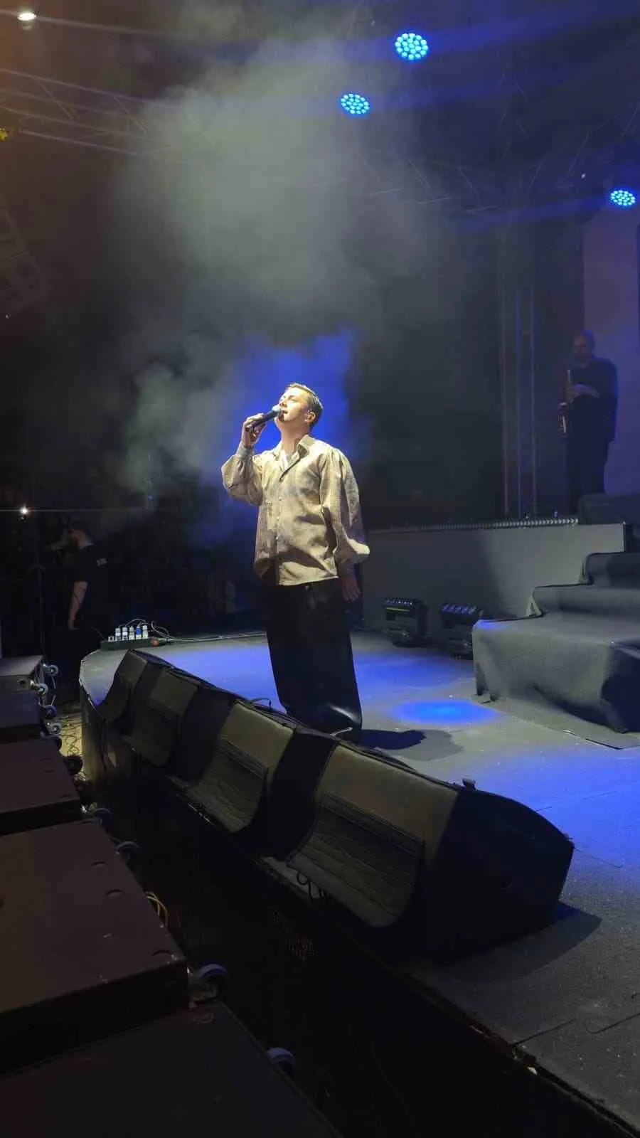 POIZI, YAKLAŞIK 3 SAAT SÜREN PERFORMANSIYLA İZLEYİCİLERE UNUTULMAZ BİR GECE YAŞATTI.