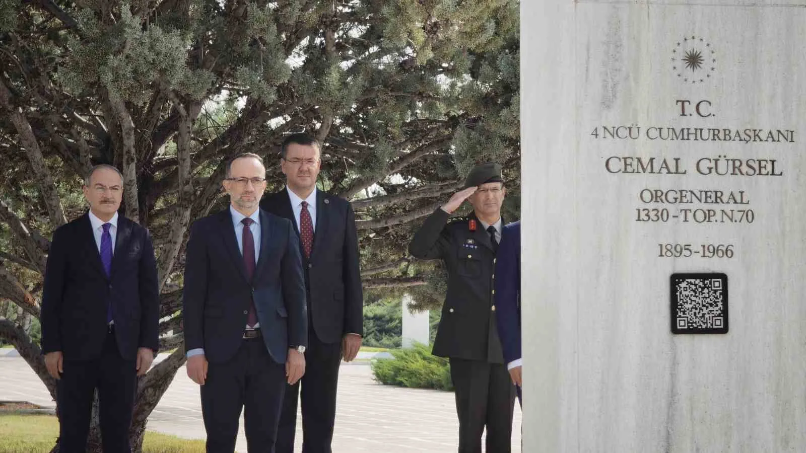4. CUMHURBAŞKANI CEMAL GÜRSEL, ÖLÜMÜNÜN 60’INCI YILINDA MEZARI BAŞINDA ANILDI. TÖRENE AZ SAYIDA KİŞİNİN KATILMASI DİKKAT ÇEKTİ.