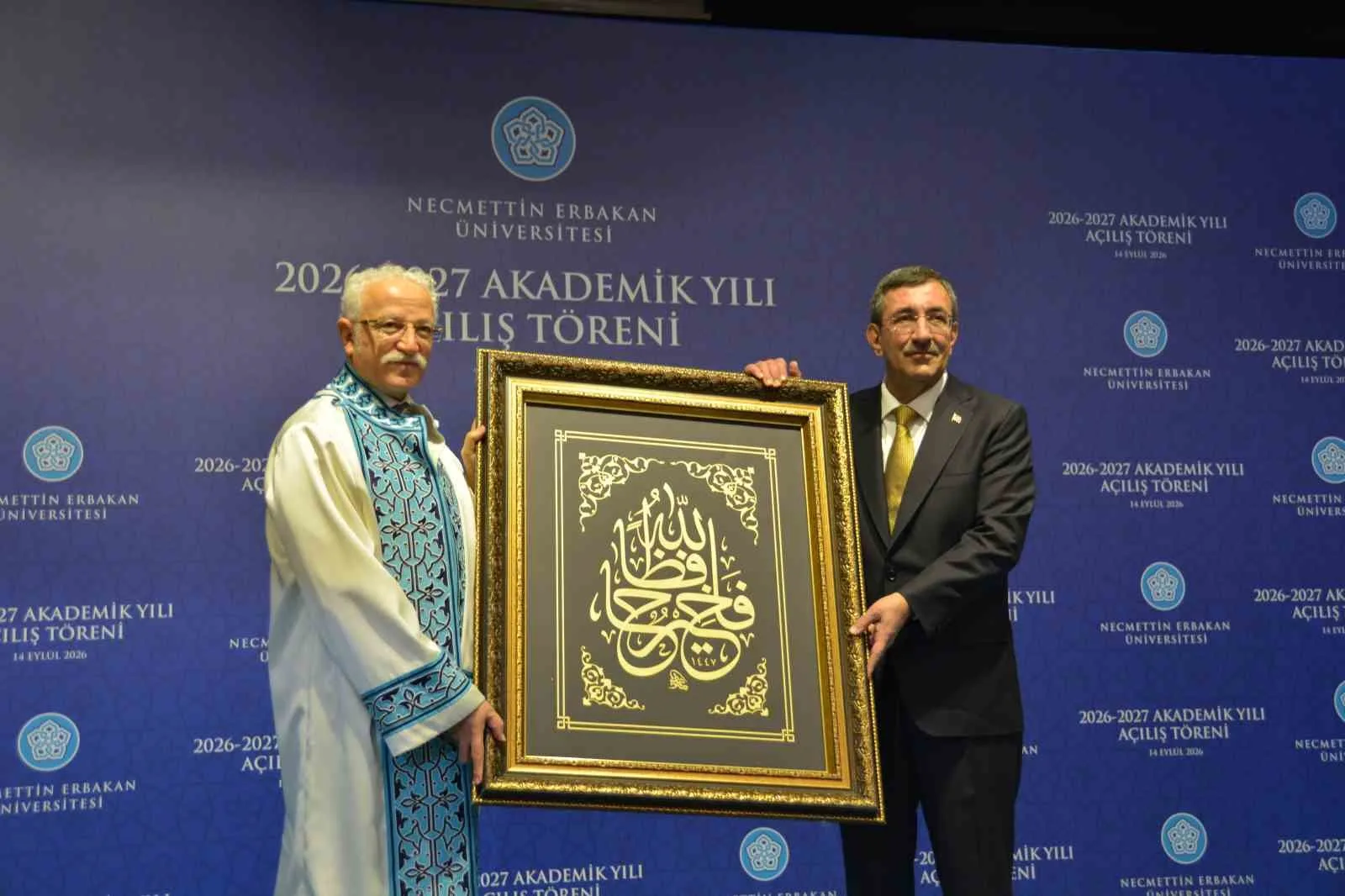 KONUŞMALARIN ARDINDAN NECMETTİN ERBAKAN ÜNİVERSİTESİ REKTÖRÜ PROF. DR. CEM ZORLU, CUMHURBAŞKANI YARDIMCISI CEVDET YILMAZ'A TABLO HEDİYE ETTİ.