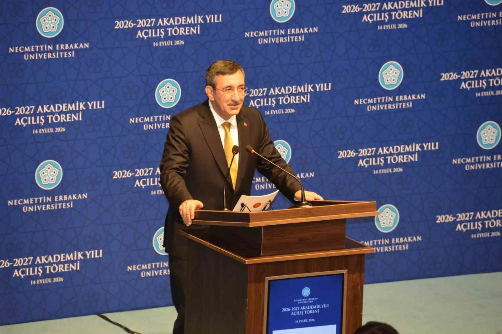 CUMHURBAŞKANI YARDIMCISI CEVDET YILMAZ, GENÇLERİN DİJİTAL TEKNOLOJİLERDE, YAPAY ZEKA BAŞTA OLMAK ÜZERE YETKİNLEŞMESİ AMA BİR TARAFTAN DA ASOSYAL HALE GELMEMELERİ GEREKTİĞİNİN ALTINI ÇİZEREK, "SOSYAL MEDYA ASLINDA ASOSYAL MEDYA. BİZİ DE YALNIZLAŞTIRAN, TOPLUMDAN KOPARAN BİR MEDYA" DEDİ.
