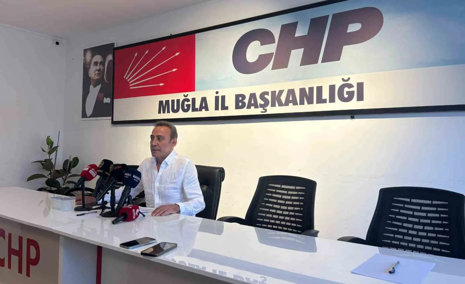 CHP GENEL BAŞKAN YARDIMCISI BERHAN ŞİMŞEK, PARTİSİNİN MUĞLA İL BAŞKANLIĞI’NDA BASIN TOPLANTISI DÜZENLEDİ