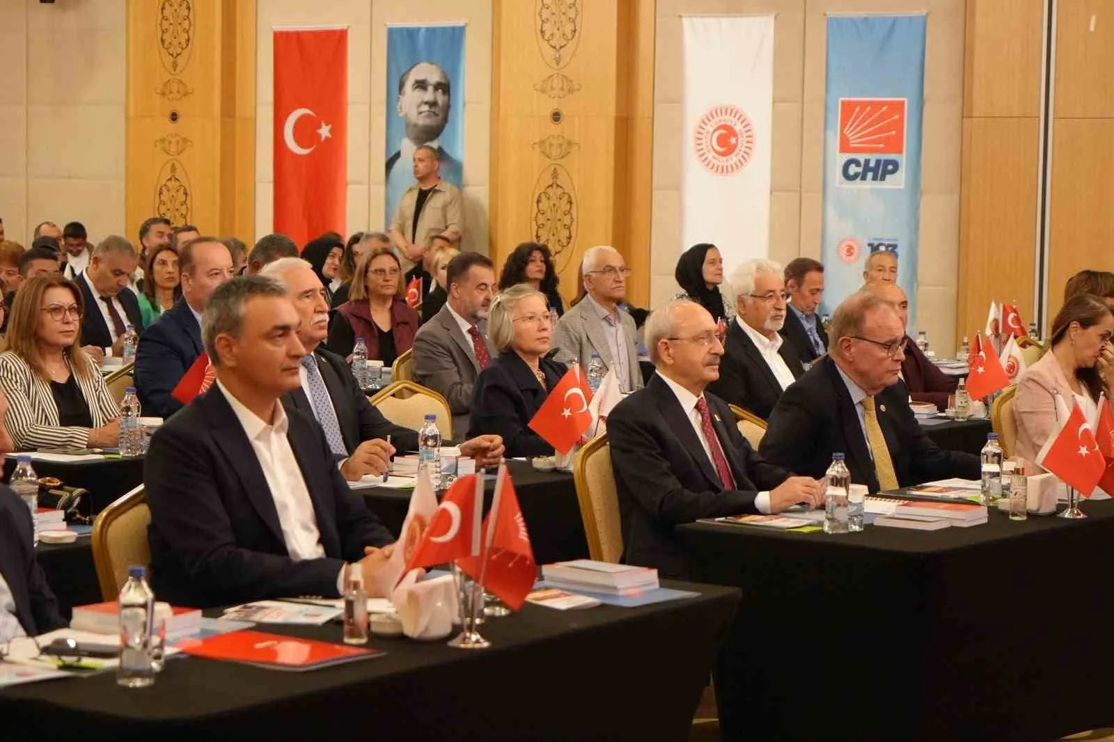 CUMHURİYET HALK PARTİSİ (CHP) GENEL BAŞKANI KEMAL KILIÇDAROĞLU, "TÜRKİYE'NİN SAYGINLIĞINI, TÜRKİYE'NİN BÜYÜKLÜĞÜNÜ, BÖLGEDEKİ ETKİNLİĞİNİ, DÜNYADAKİ ETKİNLİĞİNİ HER YERDE ANLATACAĞIZ" DEDİ.