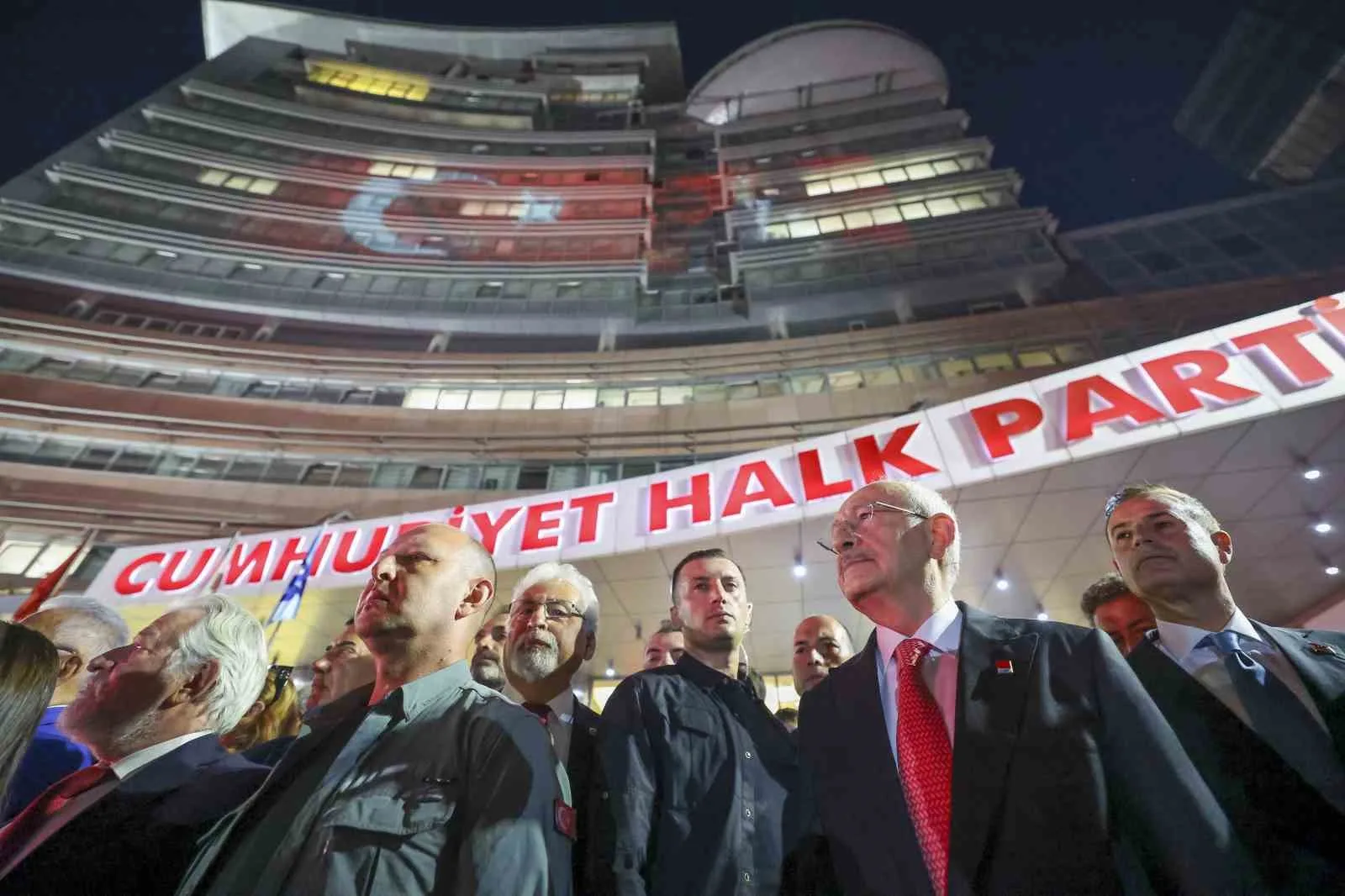 CUMHURİYET HALK PARTİSİ (CHP) GENEL BAŞKANI KEMAL KILIÇDAROĞLU, "TÜRKİYE’NİN BAĞIMSIZLIĞI İÇİN, TÜRKİYE’NİN GELİŞMESİ İÇİN, TÜRKİYE’NİN SORUNLARININ ÇÖZÜLMESİ İÇİN HER TÜRLÜ KATKIYI VERMEYE VE ÇABA GÖSTERMEYE DE HAZIRIZ. POLİTİKALARIMIZLA DA BUNU GÖSTERECEĞİZ" DEDİ.