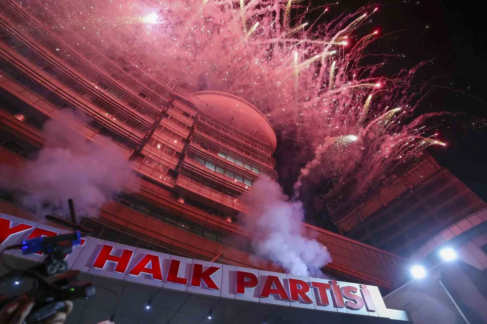 CUMHURİYET HALK PARTİSİ (CHP) GENEL BAŞKANI KEMAL KILIÇDAROĞLU, "TÜRKİYE’NİN BAĞIMSIZLIĞI İÇİN, TÜRKİYE’NİN GELİŞMESİ İÇİN, TÜRKİYE’NİN SORUNLARININ ÇÖZÜLMESİ İÇİN HER TÜRLÜ KATKIYI VERMEYE VE ÇABA GÖSTERMEYE DE HAZIRIZ. POLİTİKALARIMIZLA DA BUNU GÖSTERECEĞİZ" DEDİ.