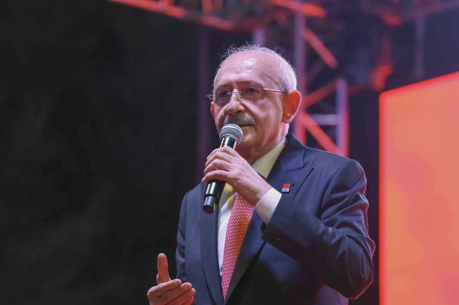CUMHURİYET HALK PARTİSİ (CHP) GENEL BAŞKANI KEMAL KILIÇDAROĞLU, "TÜRKİYE’NİN BAĞIMSIZLIĞI İÇİN, TÜRKİYE’NİN GELİŞMESİ İÇİN, TÜRKİYE’NİN SORUNLARININ ÇÖZÜLMESİ İÇİN HER TÜRLÜ KATKIYI VERMEYE VE ÇABA GÖSTERMEYE DE HAZIRIZ. POLİTİKALARIMIZLA DA BUNU GÖSTERECEĞİZ" DEDİ.