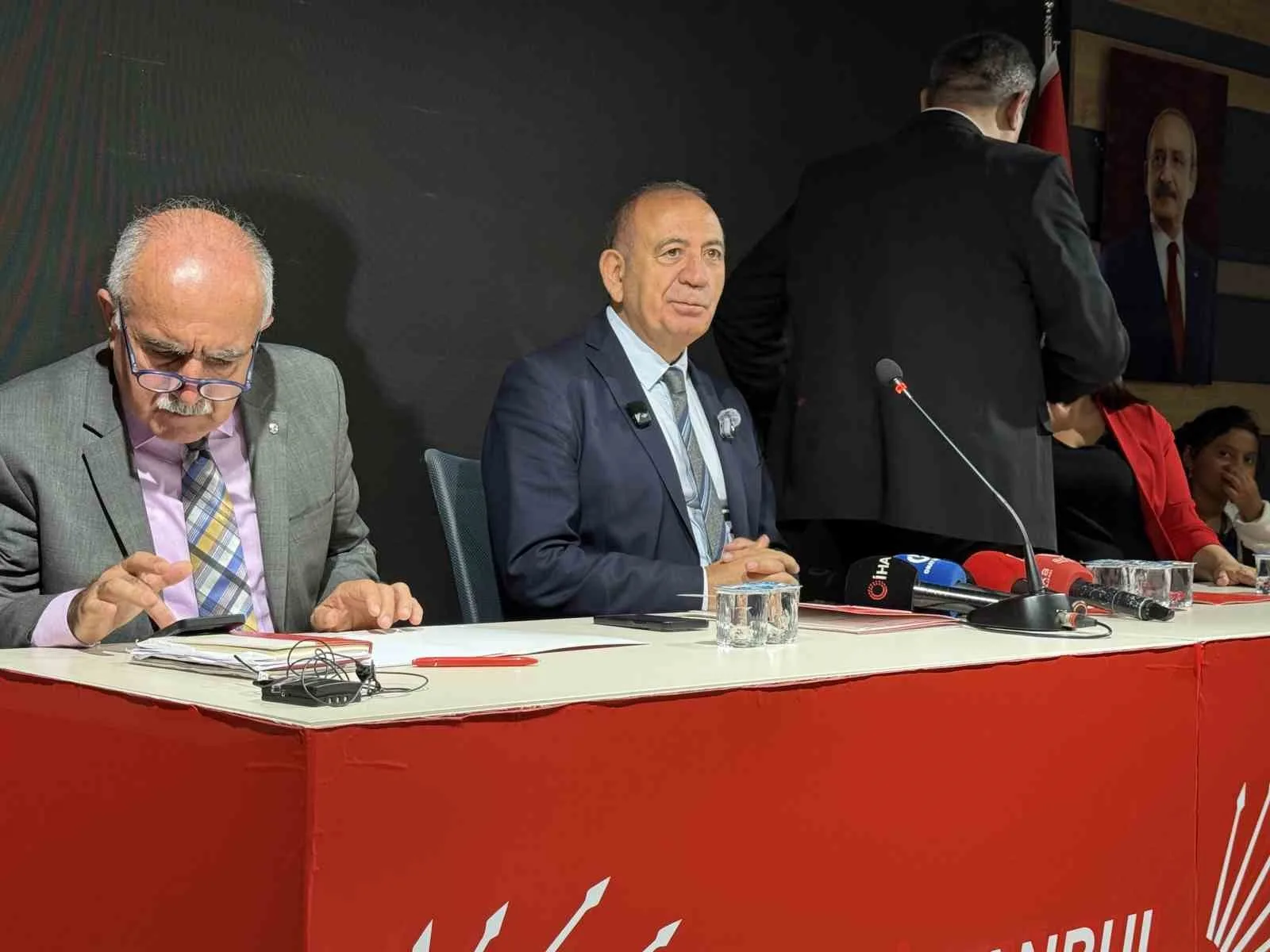 CUMHURİYET HALK PARTİSİ (CHP) İSTANBUL İL BAŞKANLIĞI KATILIM VE ROZET TAKMA TÖRENİNDE KONUŞAN İSTANBUL İL BAŞKANI GÜRSEL TEKİN, "CUMHURİYET HALK PARTİSİ BELEDİYELERİNE DOKUNMANIN ÇOK KOLAY OLMAYACAĞINI HERKES BİLECEKTİR’’ DEDİ.