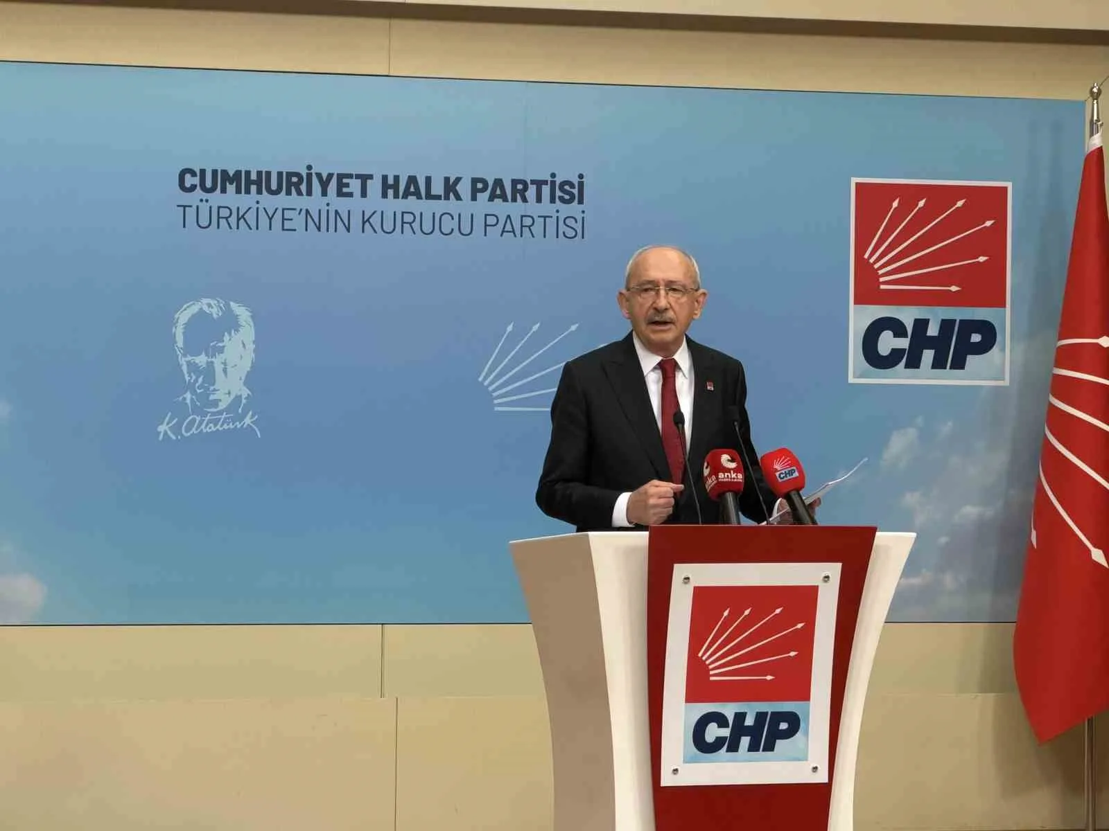 CUMHURİYET HALK PARTİSİ (CHP) GENEL BAŞKANI KEMAL KILIÇDAROĞLU, "EĞİTİM, BİR ÜLKENİN YALNIZCA MÜFREDATI DEĞİLDİR; SINAV SONUCU DEĞİLDİR, DİPLOMA SAYISI HİÇ DEĞİLDİR. EĞİTİM; BİR MİLLETİN, BİR ULUSUN KENDİSİNE VE YARININA DUYDUĞU GÜVENİN ADIDIR" DEDİ.