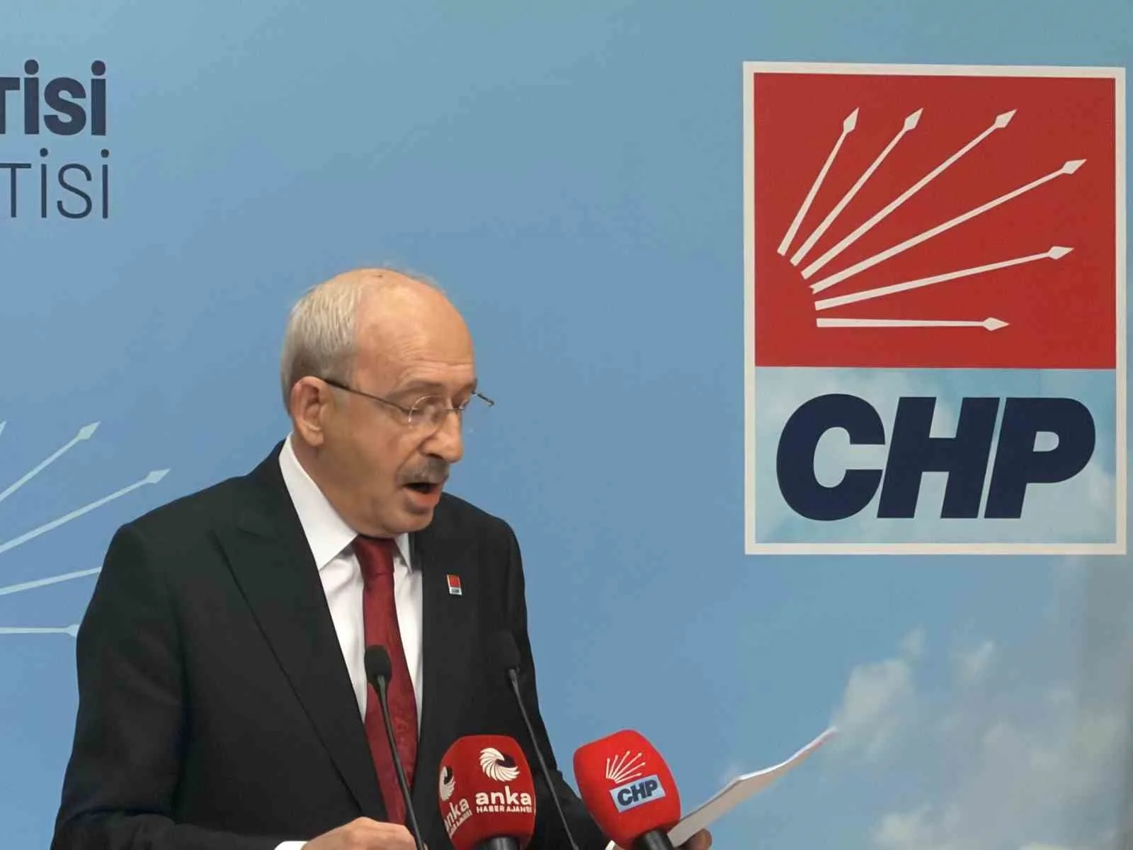 CUMHURİYET HALK PARTİSİ (CHP) GENEL BAŞKANI KEMAL KILIÇDAROĞLU, "EĞİTİM, BİR ÜLKENİN YALNIZCA MÜFREDATI DEĞİLDİR; SINAV SONUCU DEĞİLDİR, DİPLOMA SAYISI HİÇ DEĞİLDİR. EĞİTİM; BİR MİLLETİN, BİR ULUSUN KENDİSİNE VE YARININA DUYDUĞU GÜVENİN ADIDIR" DEDİ.
