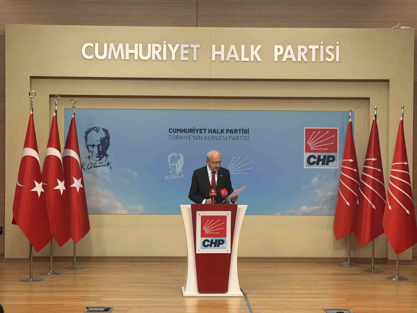 CUMHURİYET HALK PARTİSİ (CHP) GENEL BAŞKANI KEMAL KILIÇDAROĞLU, "EĞİTİM, BİR ÜLKENİN YALNIZCA MÜFREDATI DEĞİLDİR; SINAV SONUCU DEĞİLDİR, DİPLOMA SAYISI HİÇ DEĞİLDİR. EĞİTİM; BİR MİLLETİN, BİR ULUSUN KENDİSİNE VE YARININA DUYDUĞU GÜVENİN ADIDIR" DEDİ.