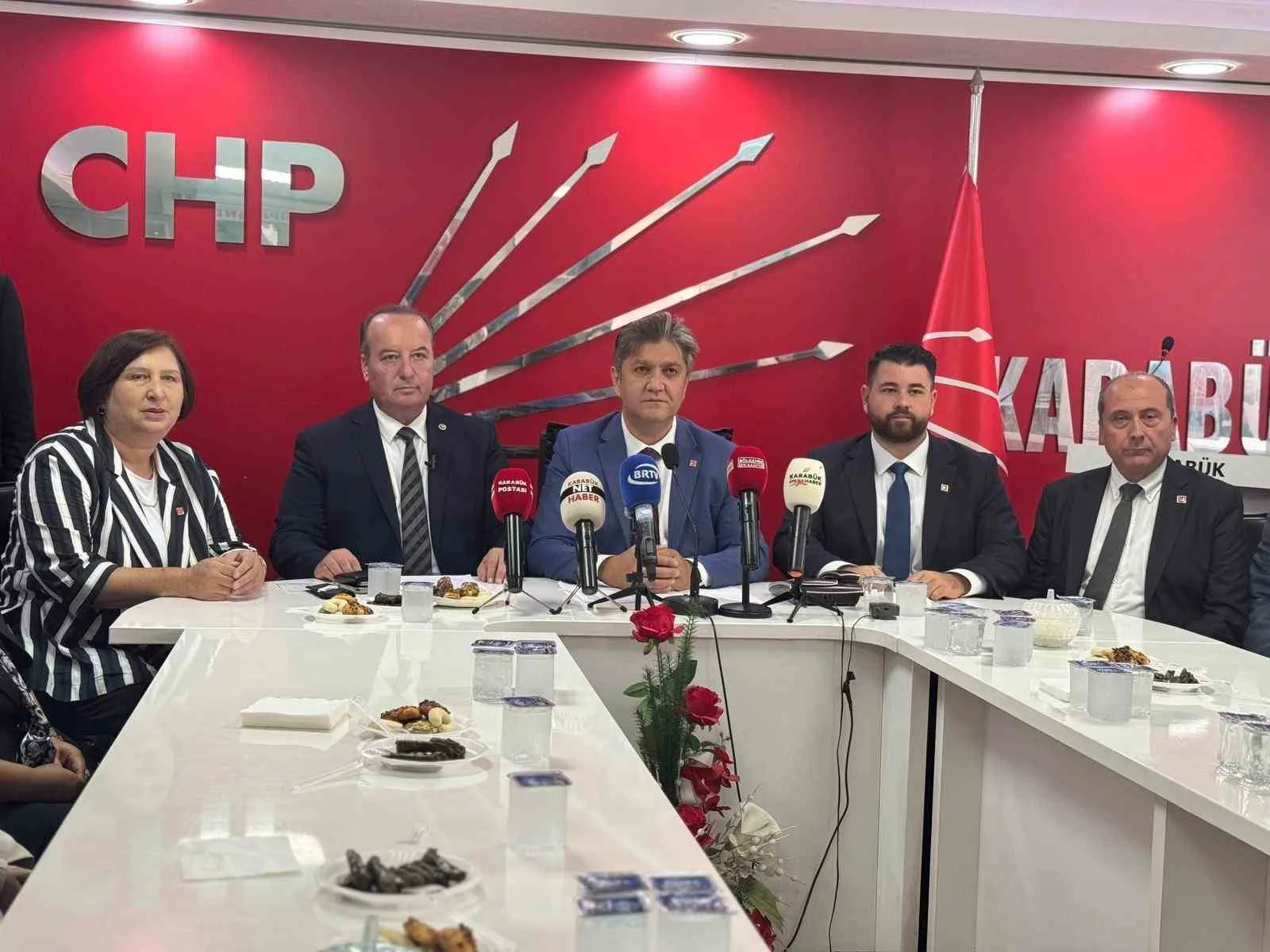 CHP KARABÜK MİLLETVEKİLİ CEVDET AKAY, KARABÜK’ÜN ÖDEDİĞİ VERGİNİN KARŞILIĞINDA KENTE AYRILAN YATIRIM BÜTÇESİNİN YETERSİZ OLDUĞUNU BELİRTEREK, "11,5 MİLYAR LİRA VERGİ ÖDEYEN KARABÜK, BUNUN KARŞILIĞINDA 1,6 MİLYAR LİRALIK YATIRIM BÜTÇESİ ALIYOR. BU ORANI ARTIRMAMIZ GEREKİYOR" DEDİ.