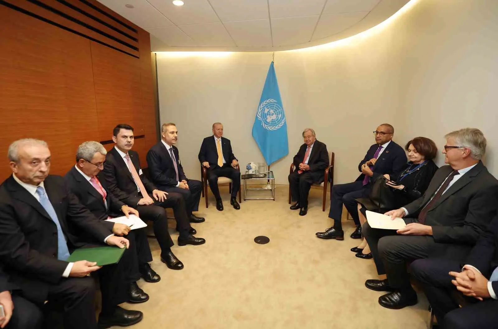 CUMHURBAŞKANI RECEP TAYYİP ERDOĞAN, GÖREVİ 31 ARALIK’TA SONA ERECEK OLAN BİRLEŞMİŞ MİLLETLER (BM) GENEL SEKRETERİ ANTONİO GUTERRES İLE BİR ARAYA GELDİ.