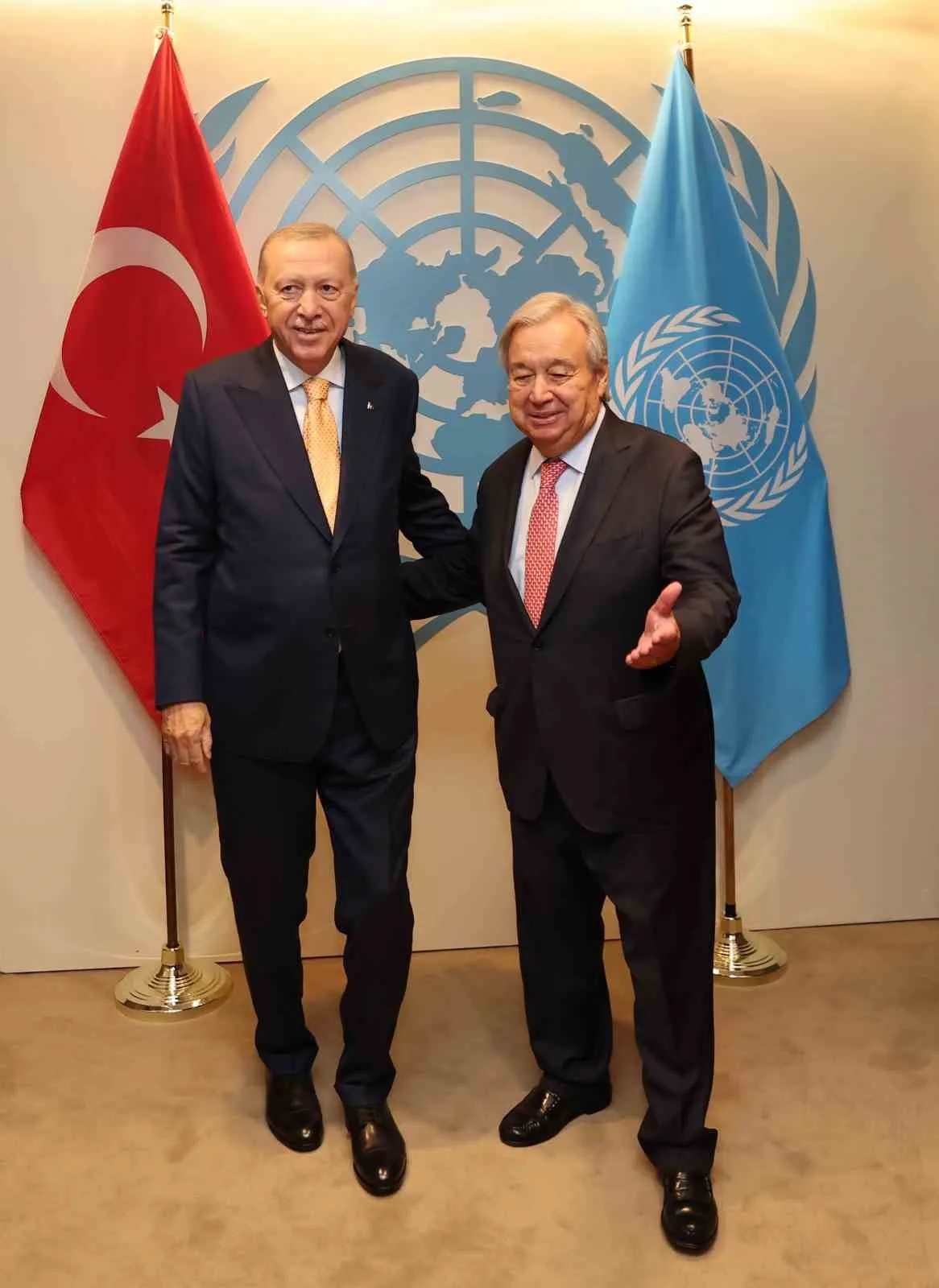 CUMHURBAŞKANI RECEP TAYYİP ERDOĞAN, GÖREVİ 31 ARALIK’TA SONA ERECEK OLAN BİRLEŞMİŞ MİLLETLER (BM) GENEL SEKRETERİ ANTONİO GUTERRES İLE BİR ARAYA GELDİ.