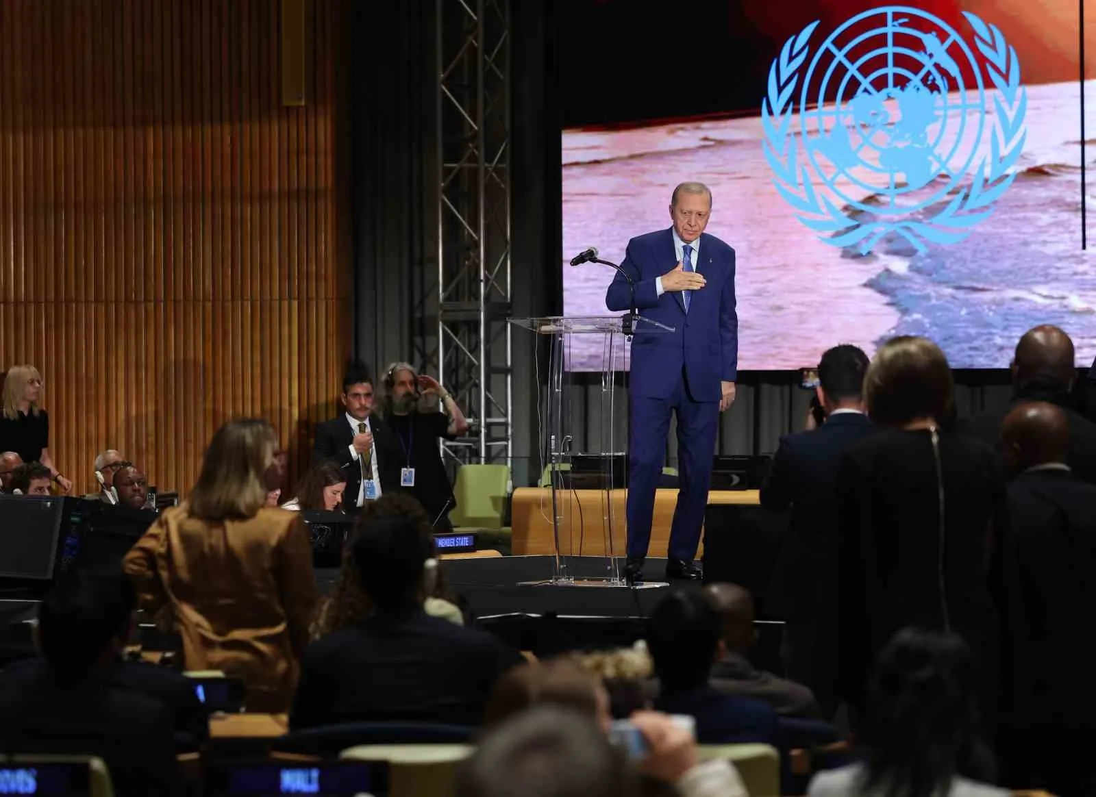 CUMHURBAŞKANI ERDOĞAN: "(COP31) FARKLI COĞRAFYALARIN BEKLENTİLERİNİ GÜNDEME TAŞIYACAK BİR ANLAYIŞLA HAZIRLIKLARI YÜRÜTÜYORUZ"