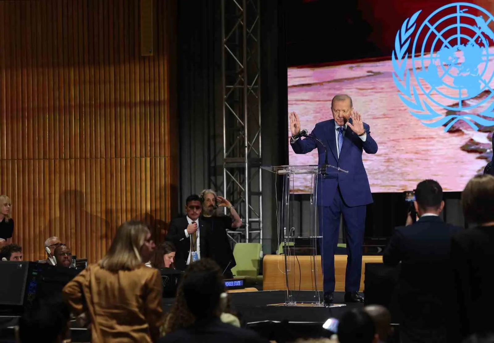 CUMHURBAŞKANI ERDOĞAN: "(COP31) FARKLI COĞRAFYALARIN BEKLENTİLERİNİ GÜNDEME TAŞIYACAK BİR ANLAYIŞLA HAZIRLIKLARI YÜRÜTÜYORUZ"