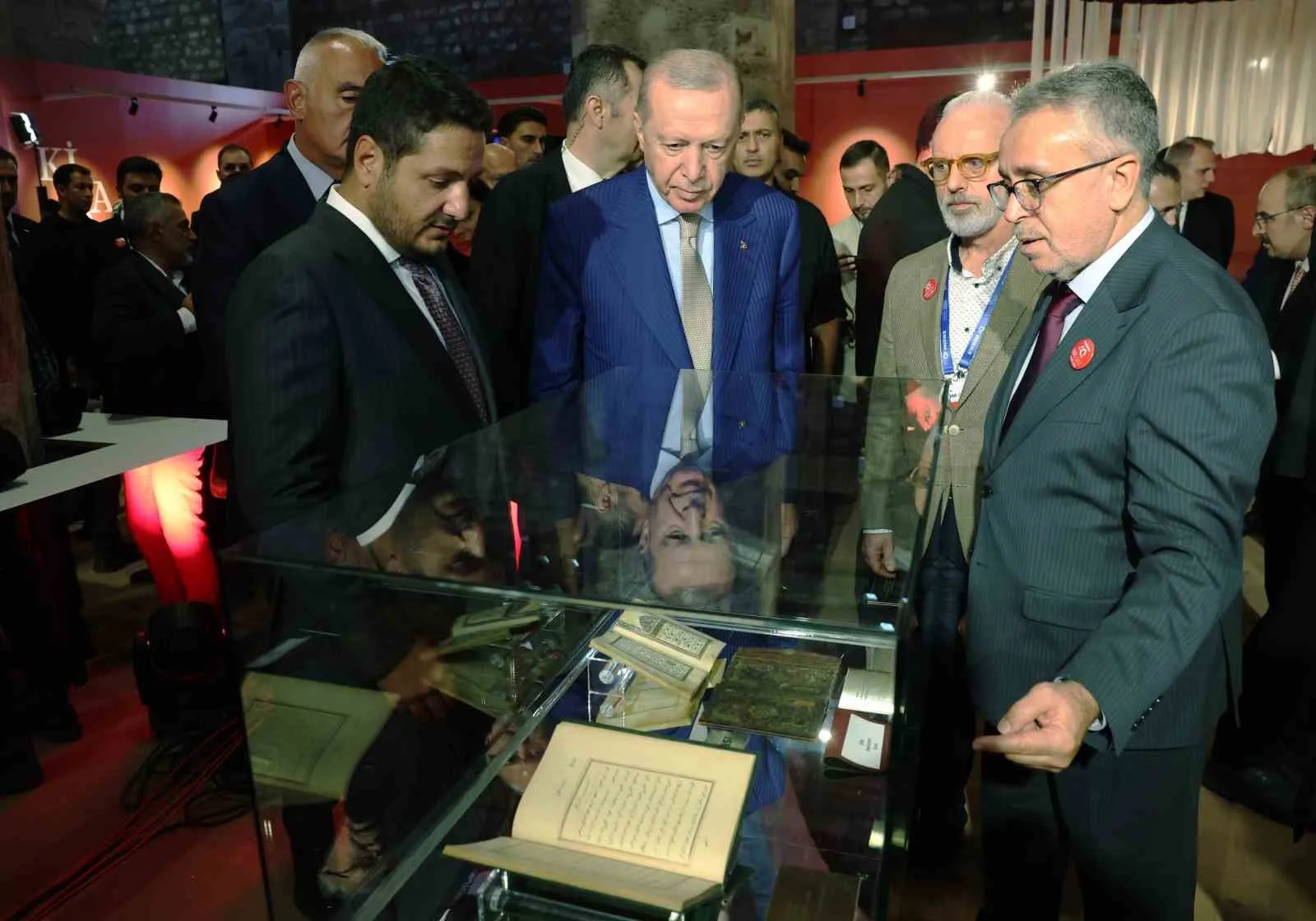 CUMHURBAŞKANI RECEP TAYYİP ERDOĞAN, KONUŞMASININ ARDINDAN SERGİYİ GEZDİ