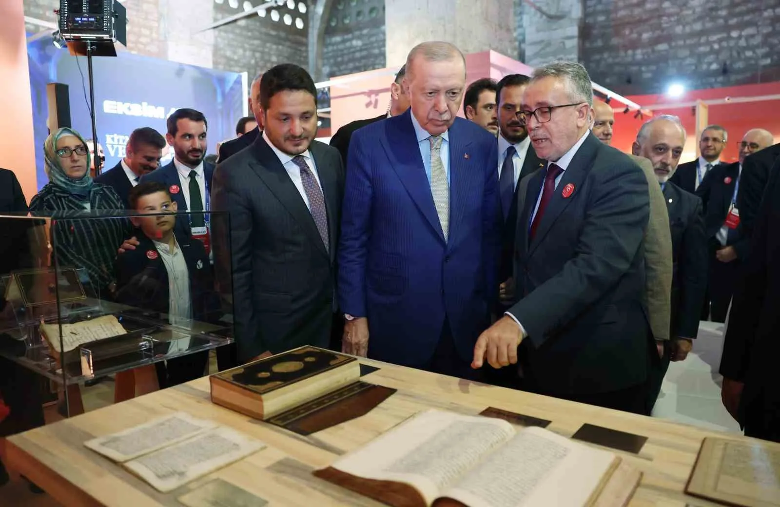 CUMHURBAŞKANI RECEP TAYYİP ERDOĞAN, KONUŞMASININ ARDINDAN SERGİYİ GEZDİ