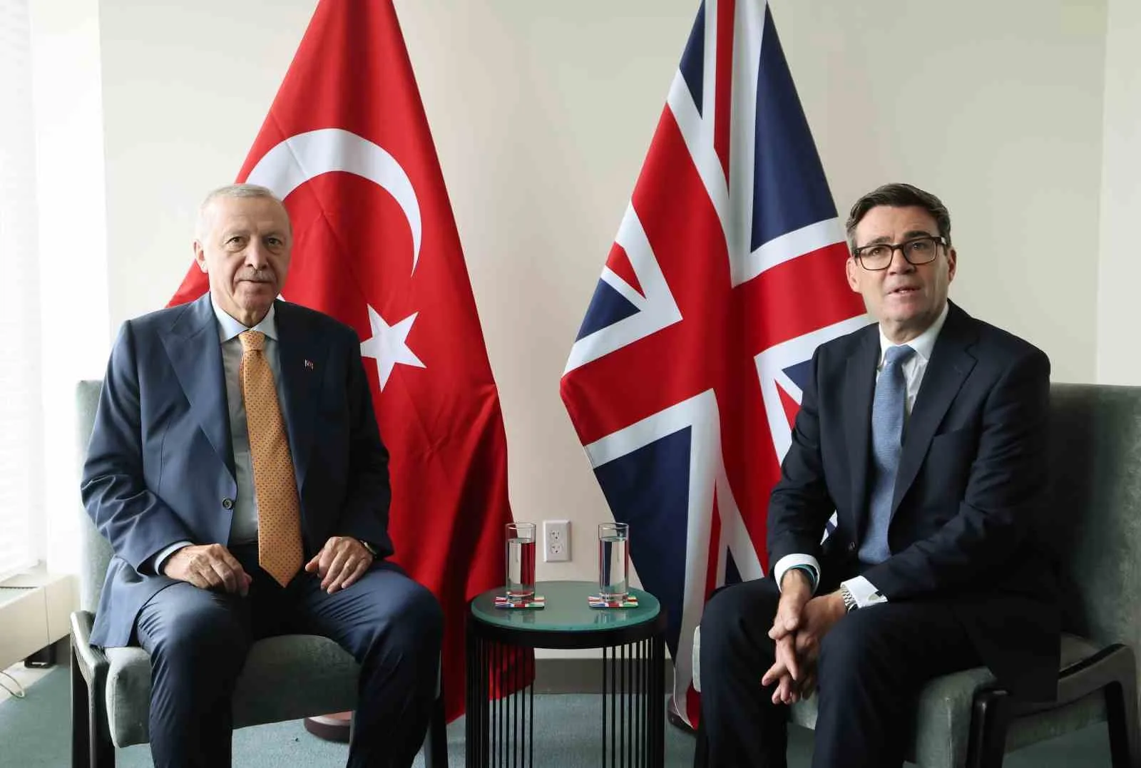 CUMHURBAŞKANI ERDOĞAN, İNGİLTERE BAŞBAKANI BURNHAM İLE GÖRÜŞTÜ