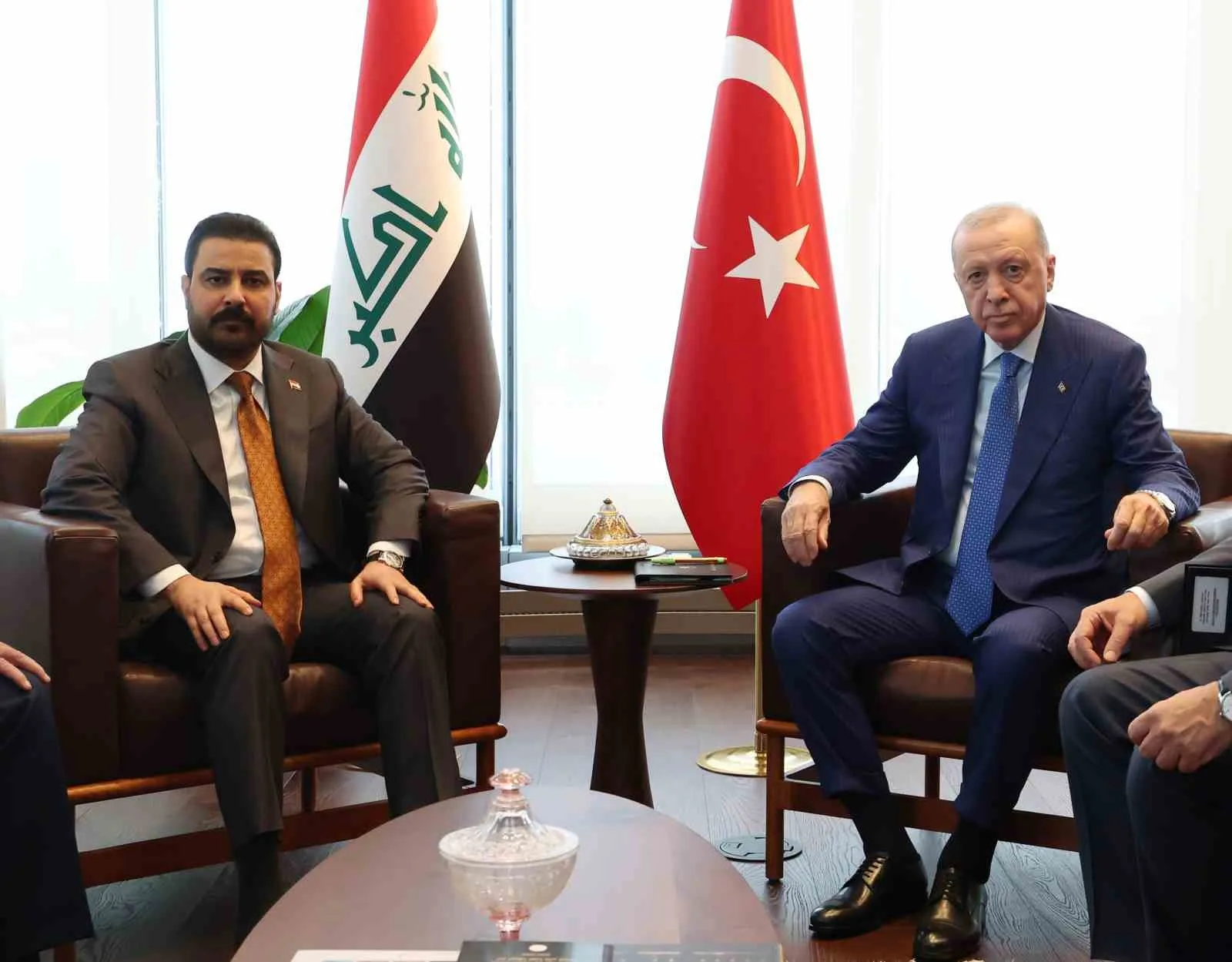 CUMHURBAŞKANI ERDOĞAN, ABD ZİYARETİNİN SON GÜNÜNDEKİ İKİLİ TEMASLARI KAPSAMINDA NEW YORK'TA TÜRKEVİ'NDE IRAK BAŞBAKANI ALİ ZEYDİ'Yİ KABUL ETTİ.