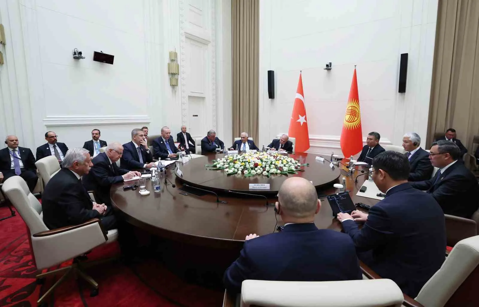 CUMHURBAŞKANI RECEP TAYYİP ERDOĞAN, BİŞKEK'TE KIRGIZİSTAN CUMHURBAŞKANI SADIR CAPAROV İLE BİR ARAYA GELDİ.
