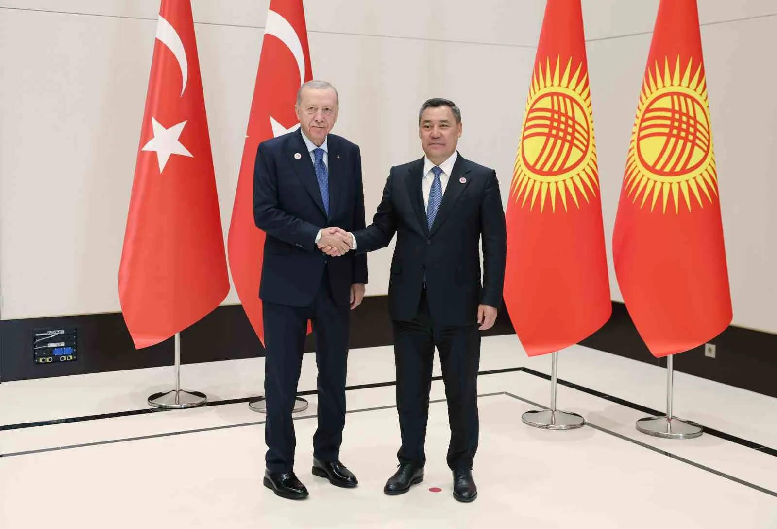 CUMHURBAŞKANI RECEP TAYYİP ERDOĞAN, BİŞKEK'TE KIRGIZİSTAN CUMHURBAŞKANI SADIR CAPAROV İLE BİR ARAYA GELDİ.