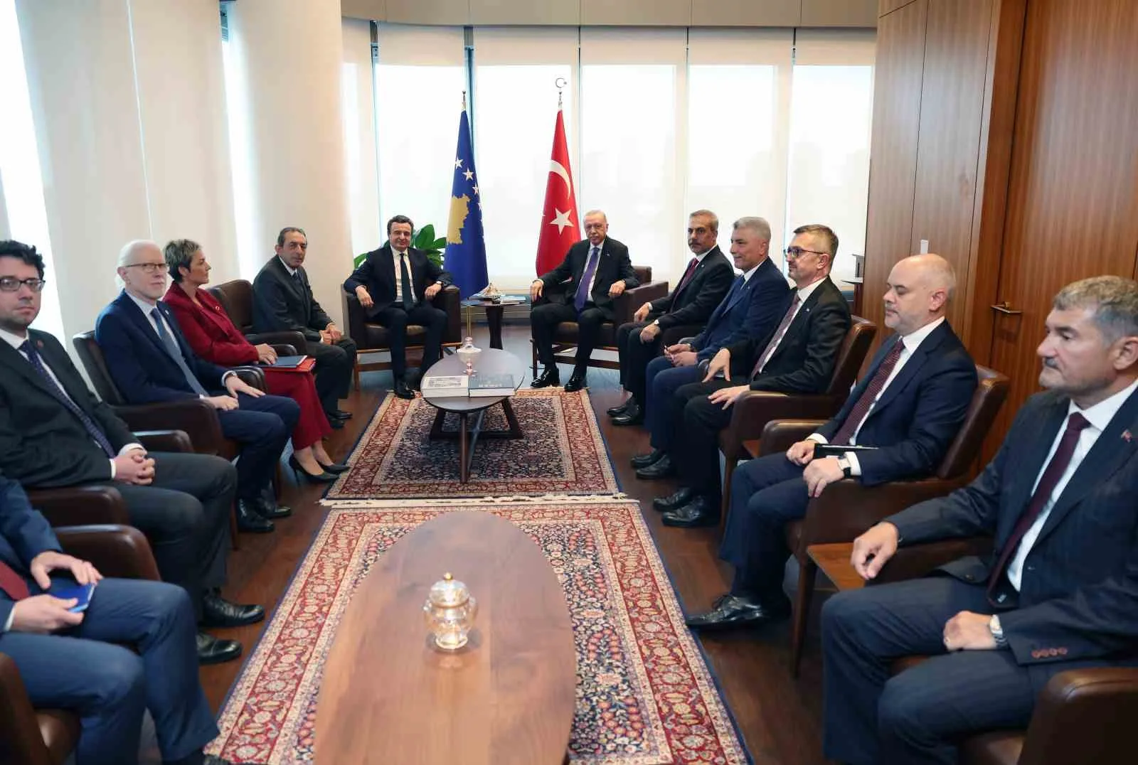 CUMHURBAŞKANI RECEP TAYYİP ERDOĞAN, KOSOVA BAŞBAKANI ALBİN KURTİ'Yİ TÜRKEVİ'NDE KABUL ETTİ.