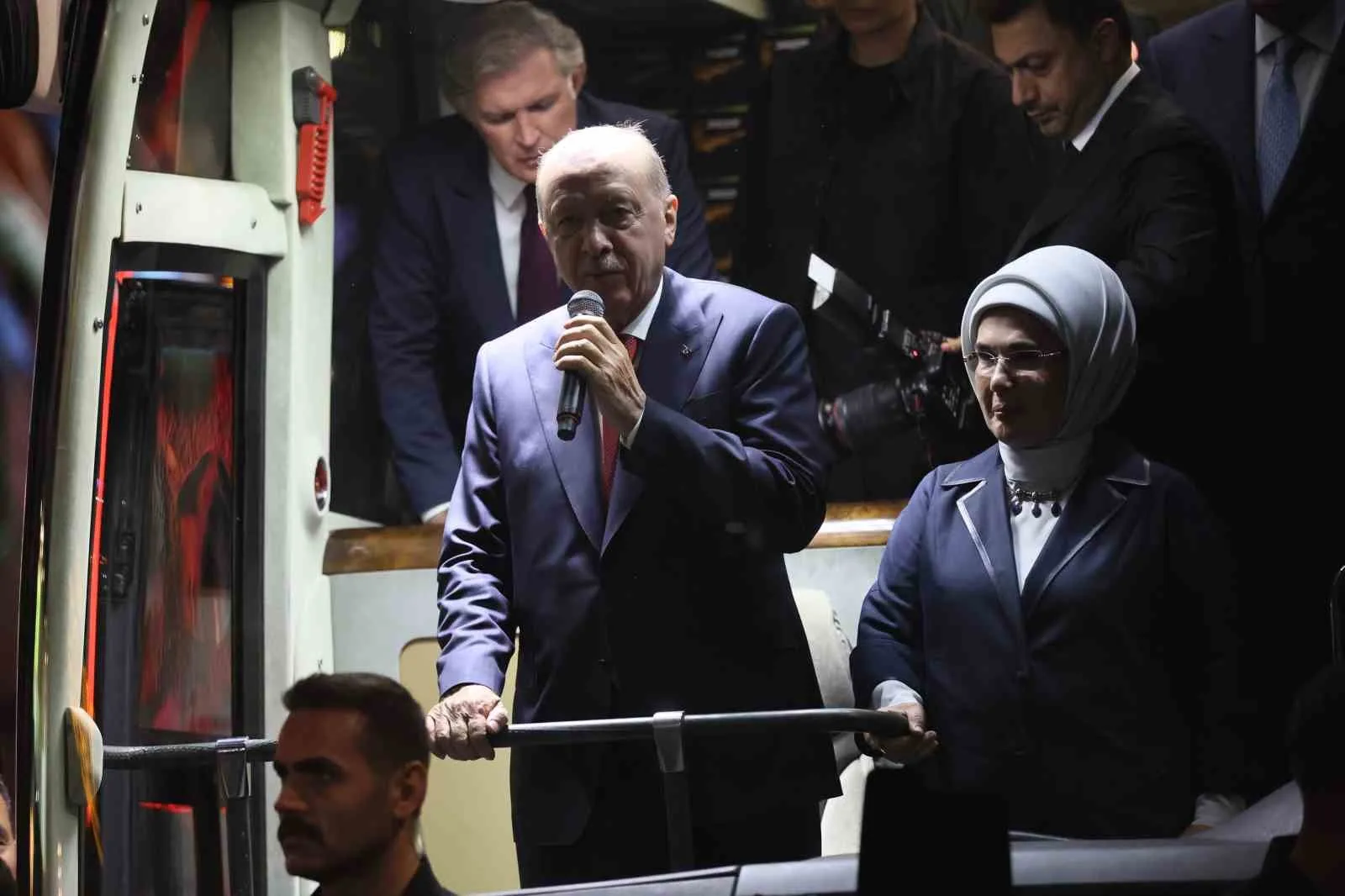 CUMHURBAŞKANI RECEP TAYYİP ERDOĞAN, MEMLEKETİ RİZE’NİN GÜNEYSU İLÇESİNDE KENDİSİNİ KARŞILAYAN VATANDAŞLARA HİTAP EDEREK BİRLİK VE BERABERLİK MESAJI VERDİ. ERDOĞAN, SEÇİMLERE İLİŞKİN "BAŞARIYLA ATLATACAĞIMIZA OLAN İNANCIMI YENİLİYORUM" DEDİ.
