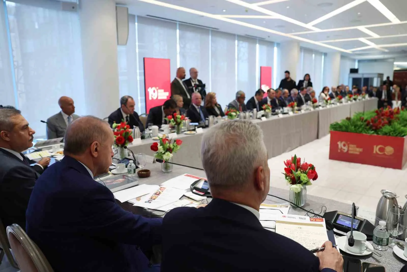 NEW YORK (İHA) - CUMHURBAŞKANI RECEP TAYYİP ERDOĞAN, ABD’NİN NEW YORK KENTİNDEKİ TEMASLARI KAPSAMINDA İŞ ADAMLARIYLA BİR ARAYA GELDİ.