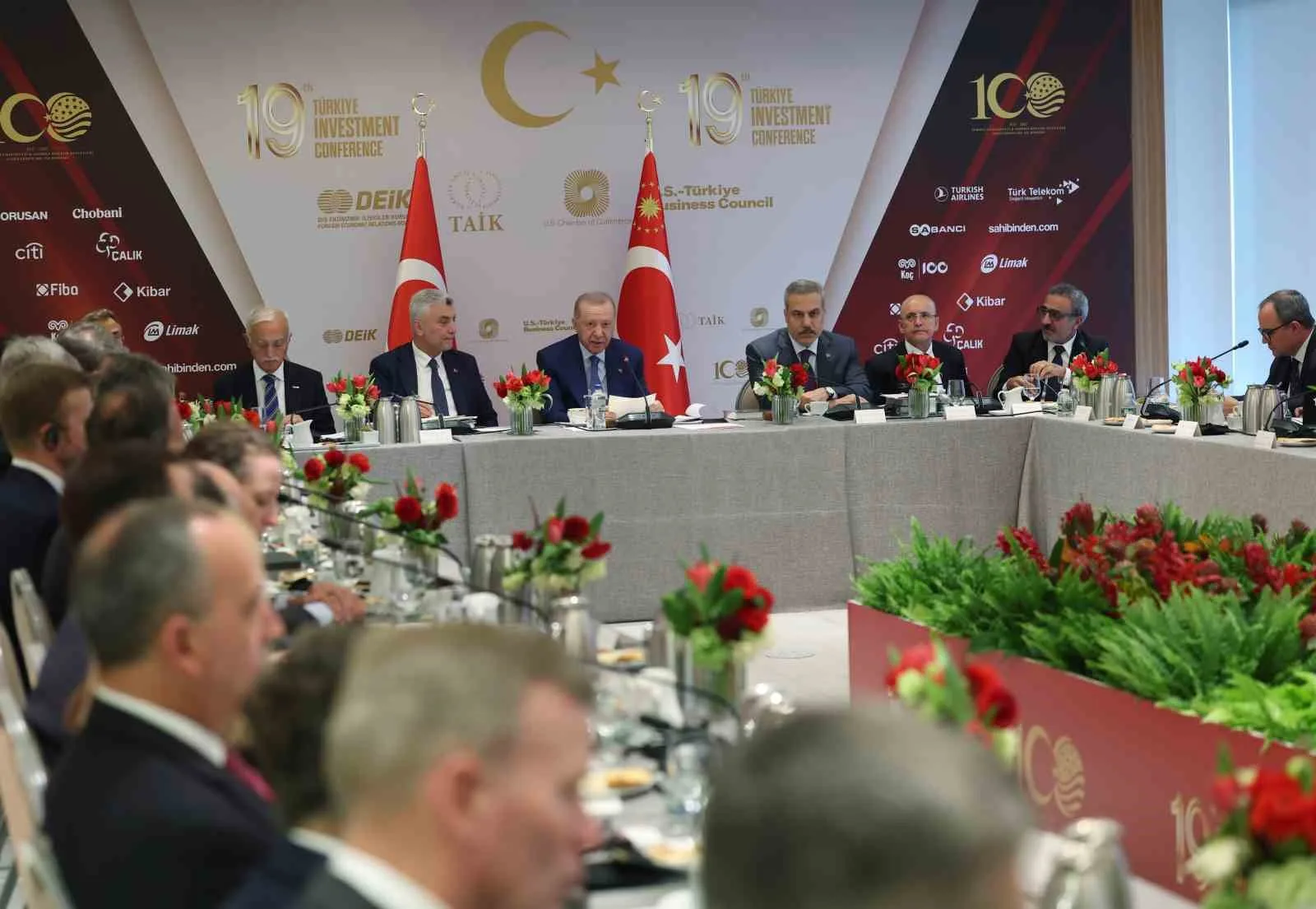 NEW YORK (İHA) - CUMHURBAŞKANI RECEP TAYYİP ERDOĞAN, ABD’NİN NEW YORK KENTİNDEKİ TEMASLARI KAPSAMINDA İŞ ADAMLARIYLA BİR ARAYA GELDİ.
