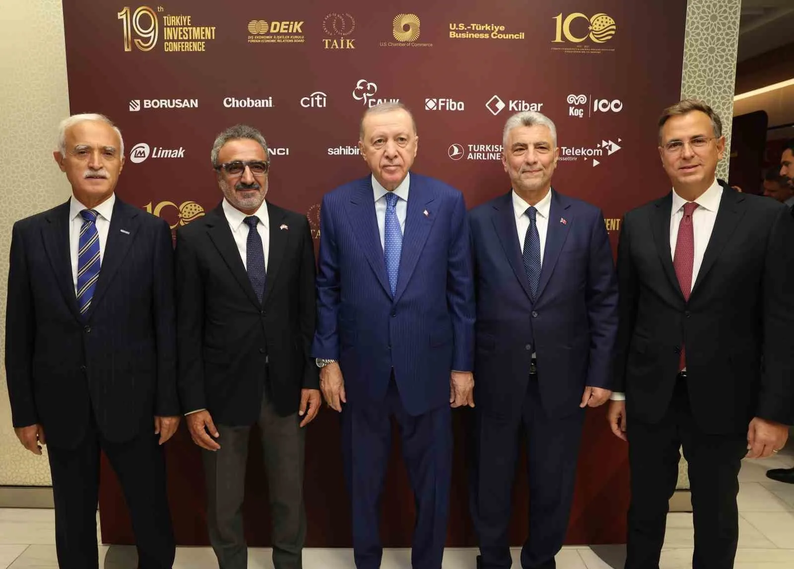 NEW YORK (İHA) - CUMHURBAŞKANI RECEP TAYYİP ERDOĞAN, ABD’NİN NEW YORK KENTİNDEKİ TEMASLARI KAPSAMINDA İŞ ADAMLARIYLA BİR ARAYA GELDİ.