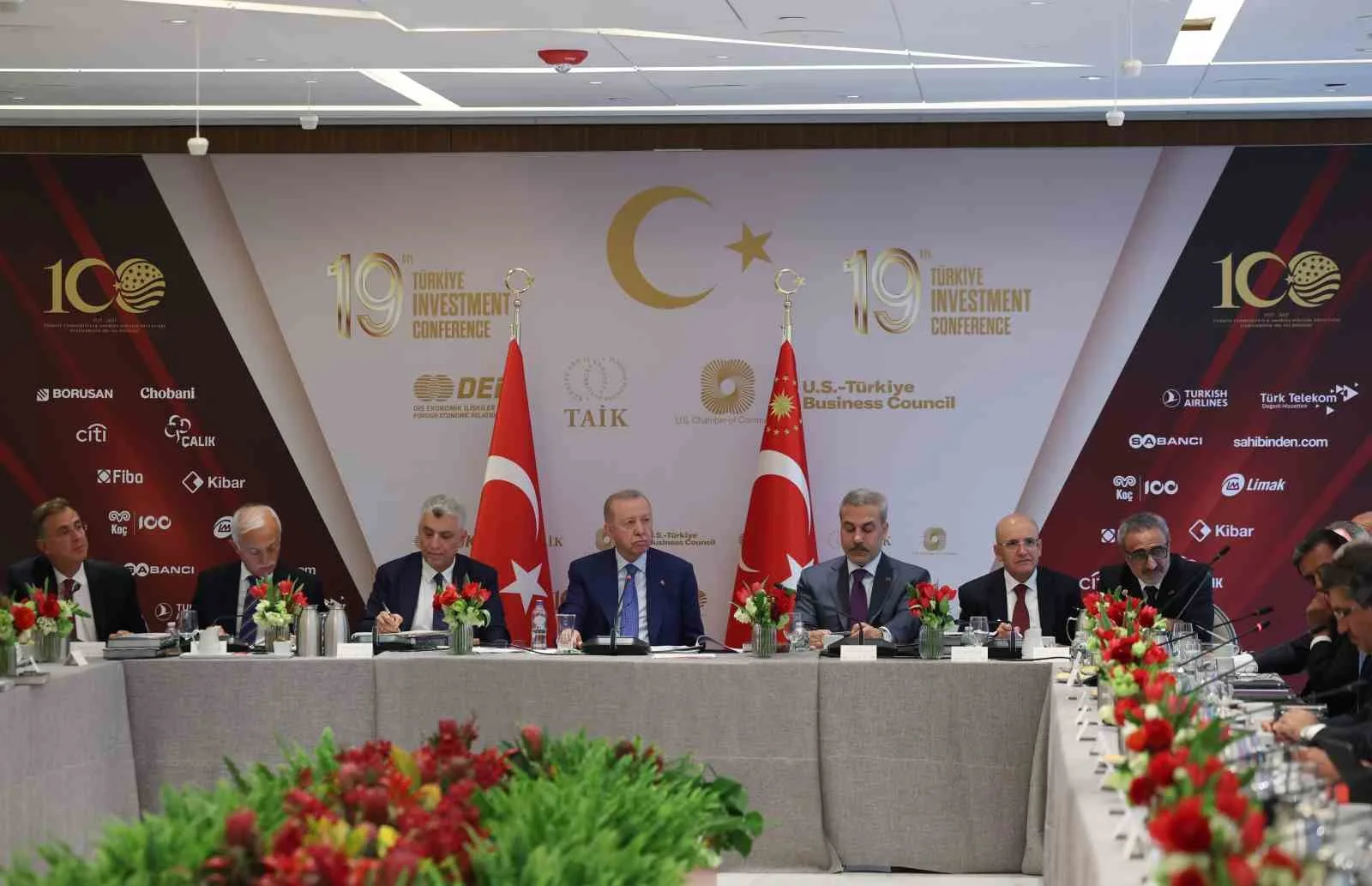 NEW YORK (İHA) - CUMHURBAŞKANI RECEP TAYYİP ERDOĞAN, ABD’NİN NEW YORK KENTİNDEKİ TEMASLARI KAPSAMINDA İŞ ADAMLARIYLA BİR ARAYA GELDİ.