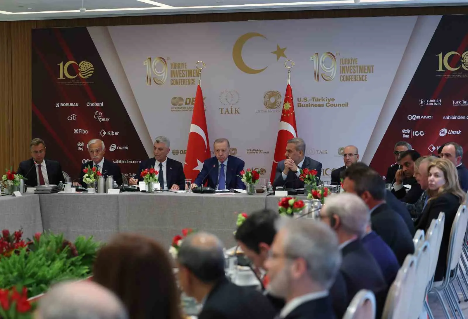 NEW YORK (İHA) - CUMHURBAŞKANI RECEP TAYYİP ERDOĞAN, ABD’NİN NEW YORK KENTİNDEKİ TEMASLARI KAPSAMINDA İŞ ADAMLARIYLA BİR ARAYA GELDİ.