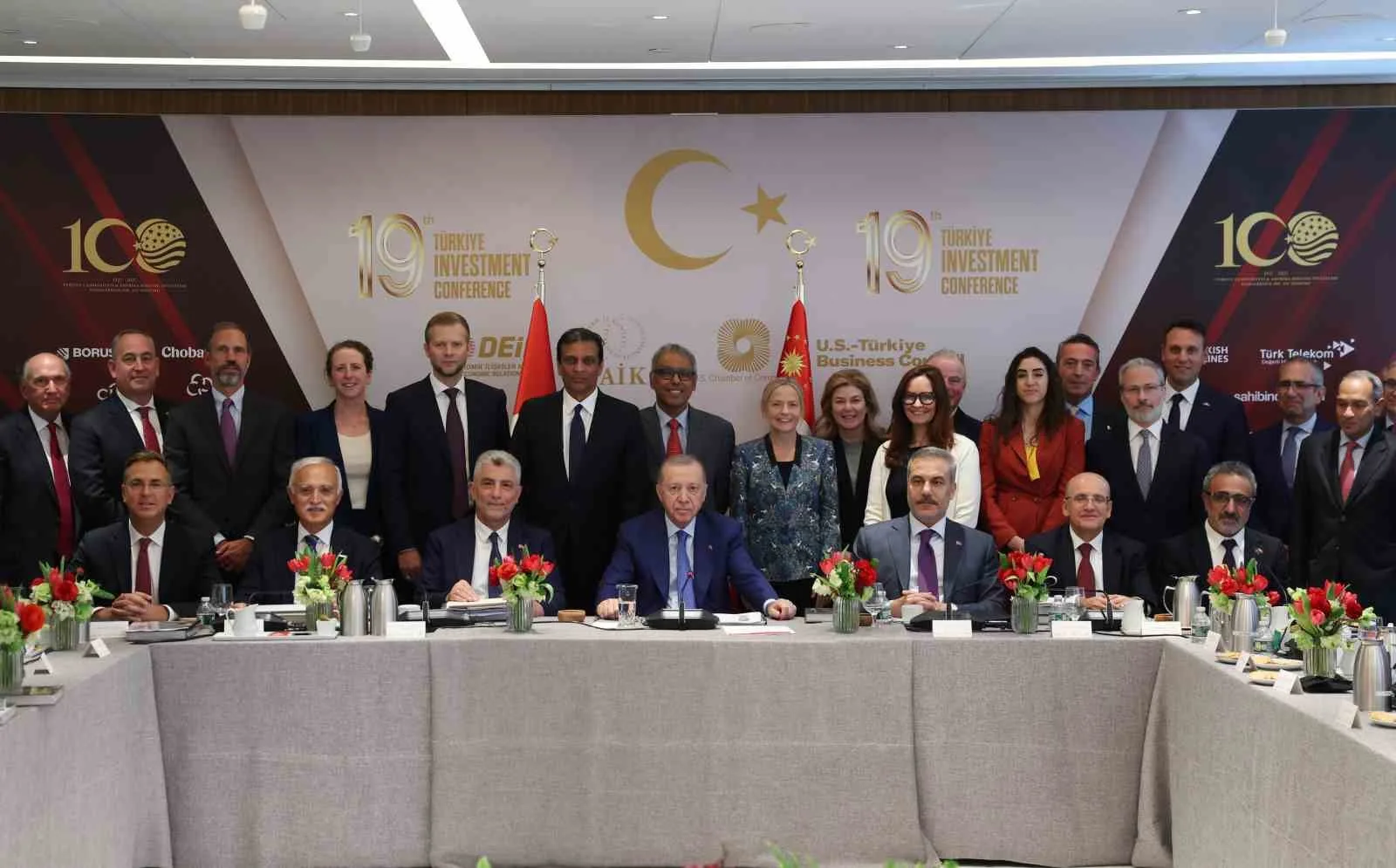NEW YORK (İHA) - CUMHURBAŞKANI RECEP TAYYİP ERDOĞAN, ABD’NİN NEW YORK KENTİNDEKİ TEMASLARI KAPSAMINDA İŞ ADAMLARIYLA BİR ARAYA GELDİ.