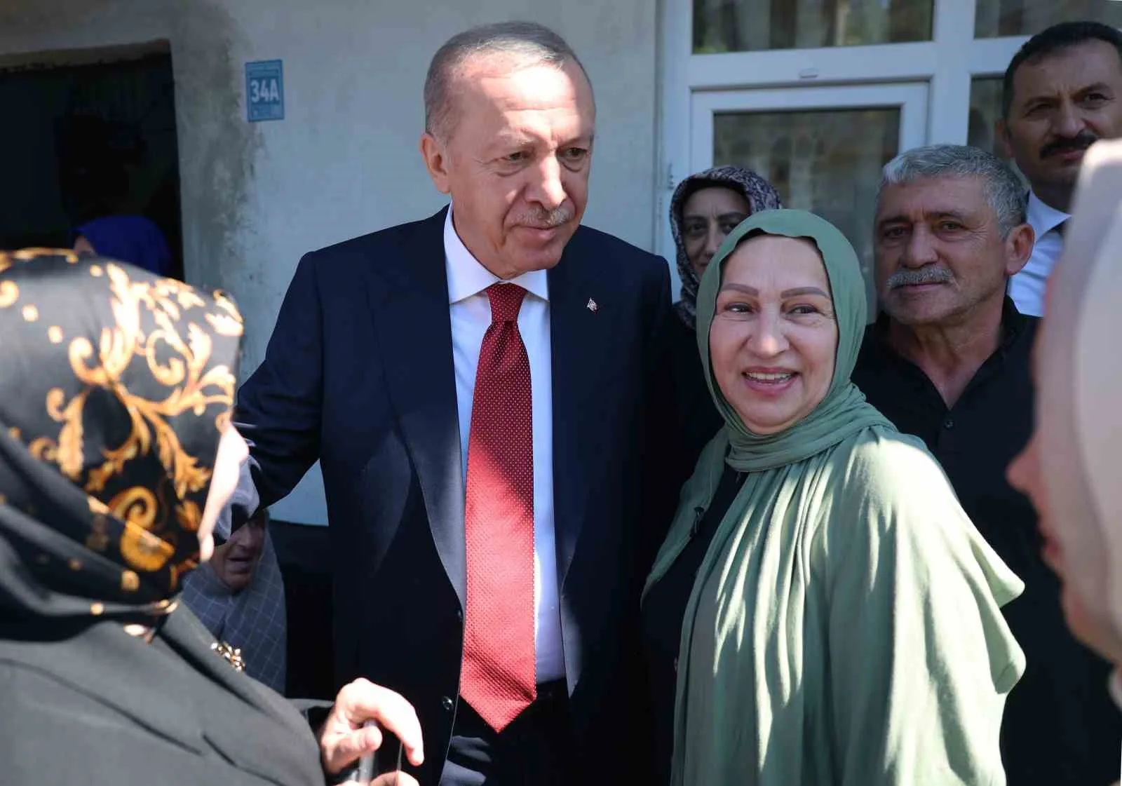 ZİYARETİN ARDINDAN GÜNEYSU'DAN AYRILAN ERDOĞAN, SAMSUN'DAKİ PROGRAMLARINA KATILMAK ÜZERE HAVA YOLU İLE YOLA ÇIKTI.