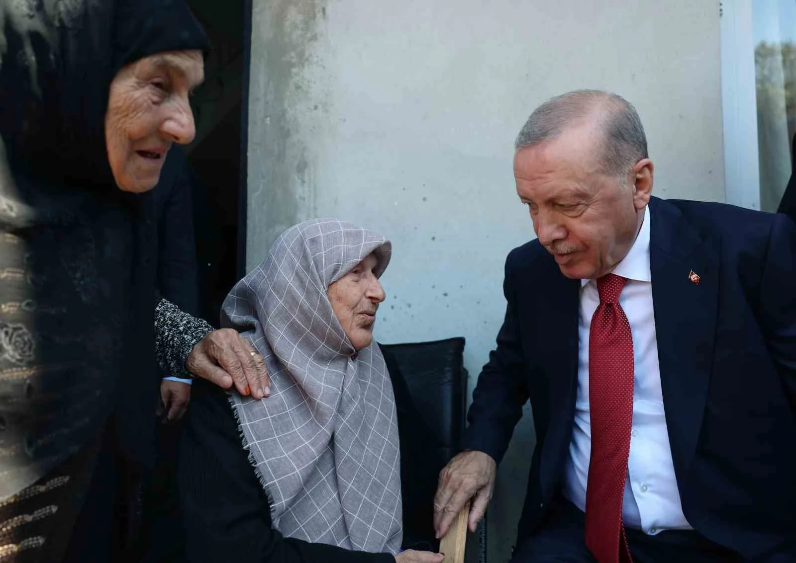 CUMHURBAŞKANI RECEP TAYYİP ERDOĞAN, HAFTA SONUNU GEÇİRDİĞİ MEMLEKETİ RİZE'NİN GÜNEYSU İLÇESİNDE KOMŞULARINI ZİYARET ETTİ.
