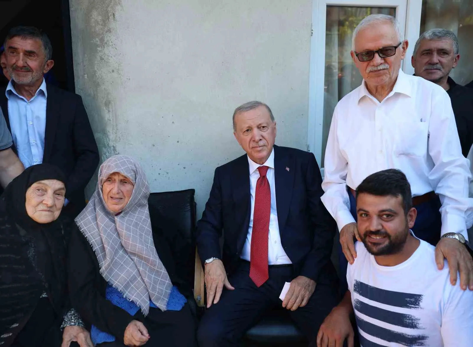GEÇTİĞİMİZ PERŞEMBE AKŞAMI BİR DİZİ PROGRAM İÇİN ANA BABA OCAĞI RİZE'YE GELEN CUMHURBAŞKANI RECEP TAYYİP ERDOĞAN, HAFTA SONUNU RİZE'DE GEÇİRDİ. ERDOĞAN, BUGÜN ANA BABA OCAĞINDAN AYRILMADAN ÖNCE KOMŞULARINI ZİYARET EDEREK SOHBET ETTİ.