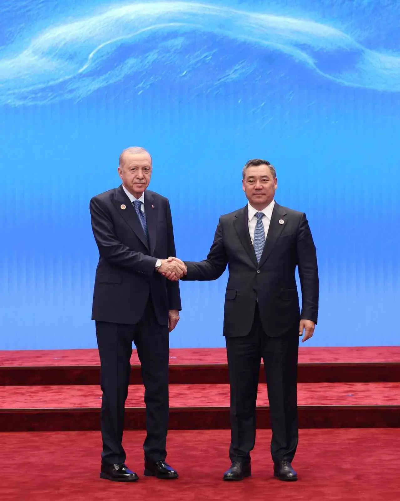 CUMHURBAŞKANI  ERDOĞAN'I KONGRE MERKEZİNDE KIRGIZİSTAN CUMHURBAŞKANI SADR CAPAROV KARŞILADI
