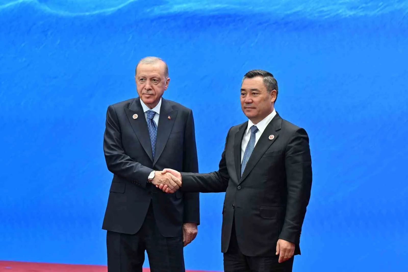 CUMHURBAŞKANI  ERDOĞAN'I KONGRE MERKEZİNDE KIRGIZİSTAN CUMHURBAŞKANI SADR CAPAROV KARŞILADI