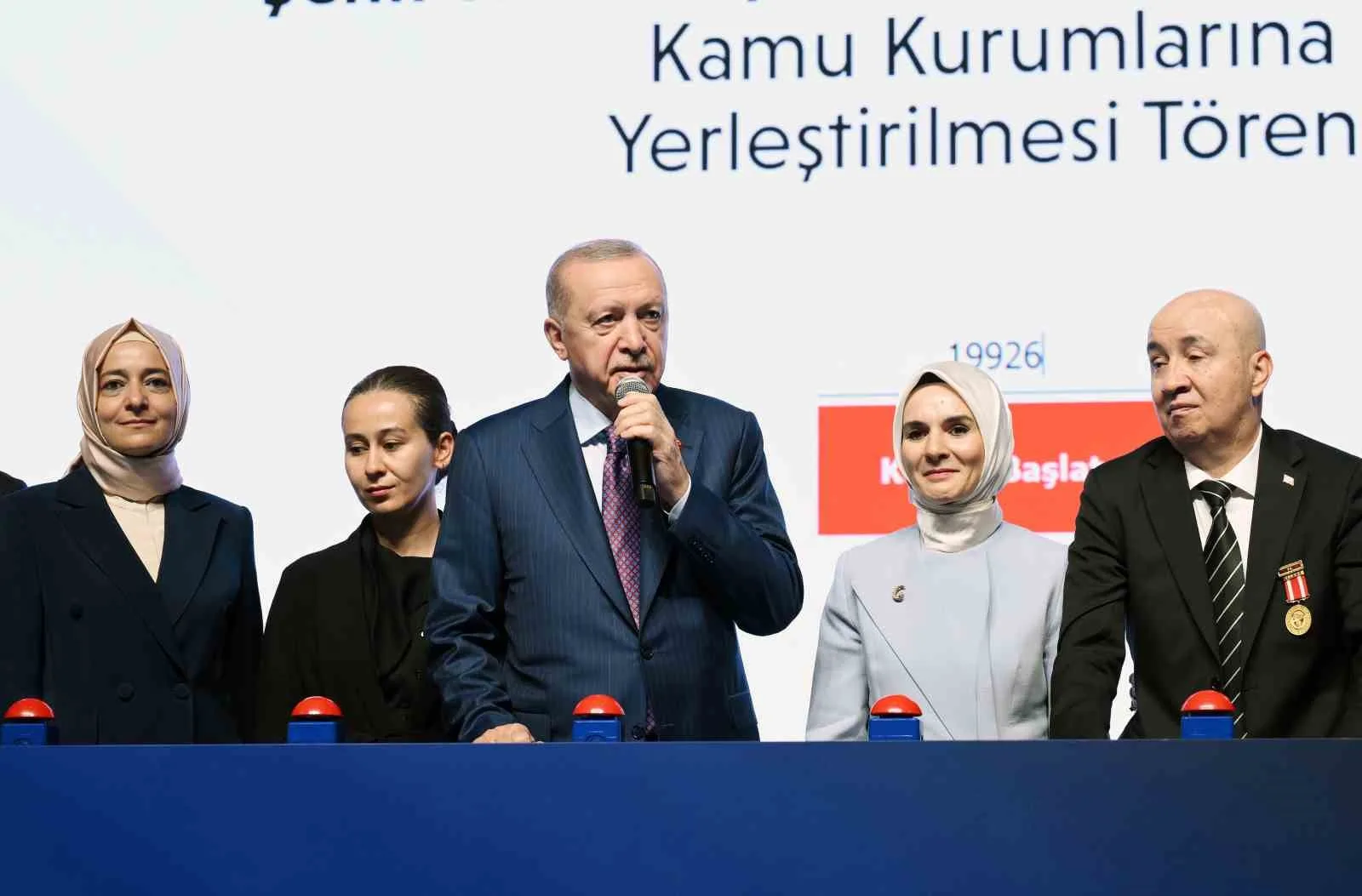 CUMHURBAŞKANI RECEP TAYYİP ERDOĞAN, İSTANBUL'DA DÜZENLENEN "ŞEHİT YAKINLARI, GAZİ VE GAZİ YAKINLARIMIZIN KAMU KURUMLARINA YERLEŞTİRİLMESİ KURA TÖRENİ"NDE KONUŞTU.
