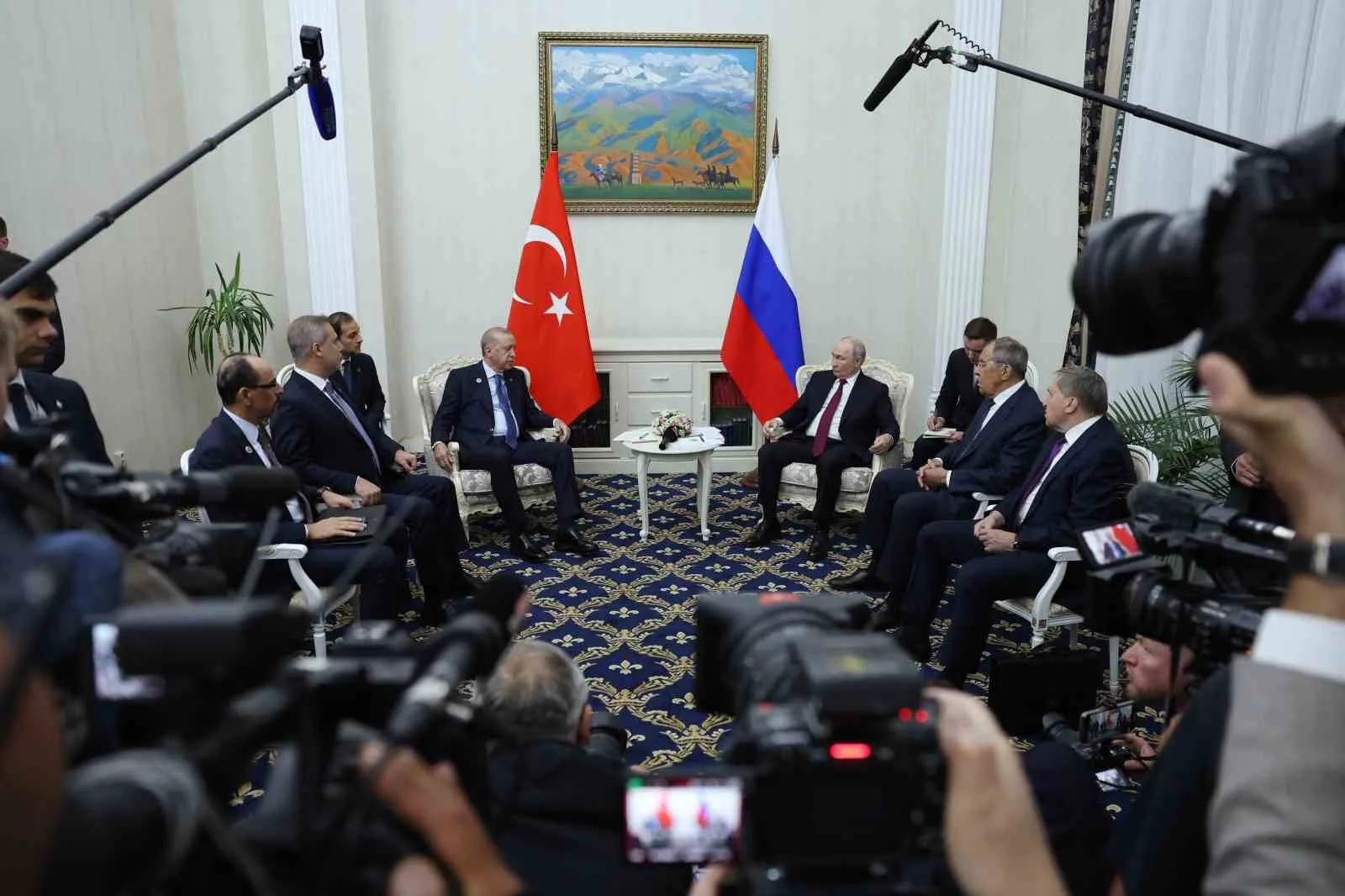 CUMHURBAŞKANI RECEP TAYYİP ERDOĞAN,  BİŞKEK'TE RUSYA DEVLET BAŞKANI VLADİMİR PUTİN İLE YAPTIĞI GÖRÜŞMEDE "TÜRKİYE-RUSYA İLİŞKİLERİ GERÇEKTEN HER DÖNEME GÖRE BUGÜN ÇOK DAHA İLERİ BİR DÜZEYDE" DEDİ.