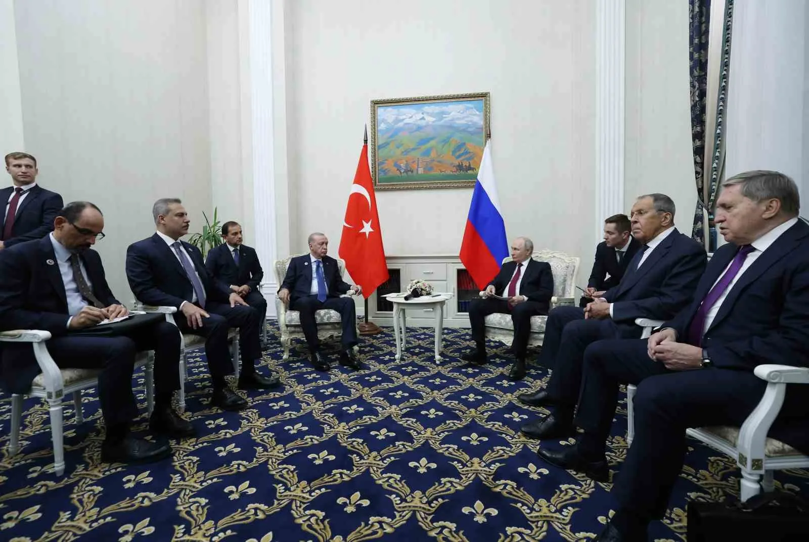 CUMHURBAŞKANI RECEP TAYYİP ERDOĞAN,  BİŞKEK'TE RUSYA DEVLET BAŞKANI VLADİMİR PUTİN İLE YAPTIĞI GÖRÜŞMEDE "TÜRKİYE-RUSYA İLİŞKİLERİ GERÇEKTEN HER DÖNEME GÖRE BUGÜN ÇOK DAHA İLERİ BİR DÜZEYDE" DEDİ.