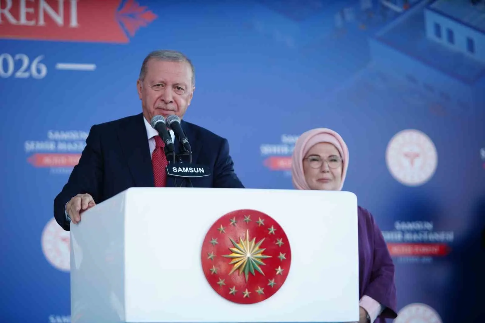 CUMHURBAŞKANI RECEP TAYYİP ERDOĞAN, "BİLİNMESİNİ İSTERİM Kİ TÜRKİYE'DE DARBELER DEFTERİ ARTIK KAPANMIŞTIR. BİR DAHA AÇILMASINA DA BU MİLLET MÜSAADE ETMEYECEK" DEDİ. ERDOĞAN, TÜRKİYE'NİN 26 BİNİ AŞKIN YATAK KAPASİTESİNE SAHİP 21 YENİ ŞEHİR HASTANESİNE DAHA KAVUŞACAĞINI AÇIKLADI.
