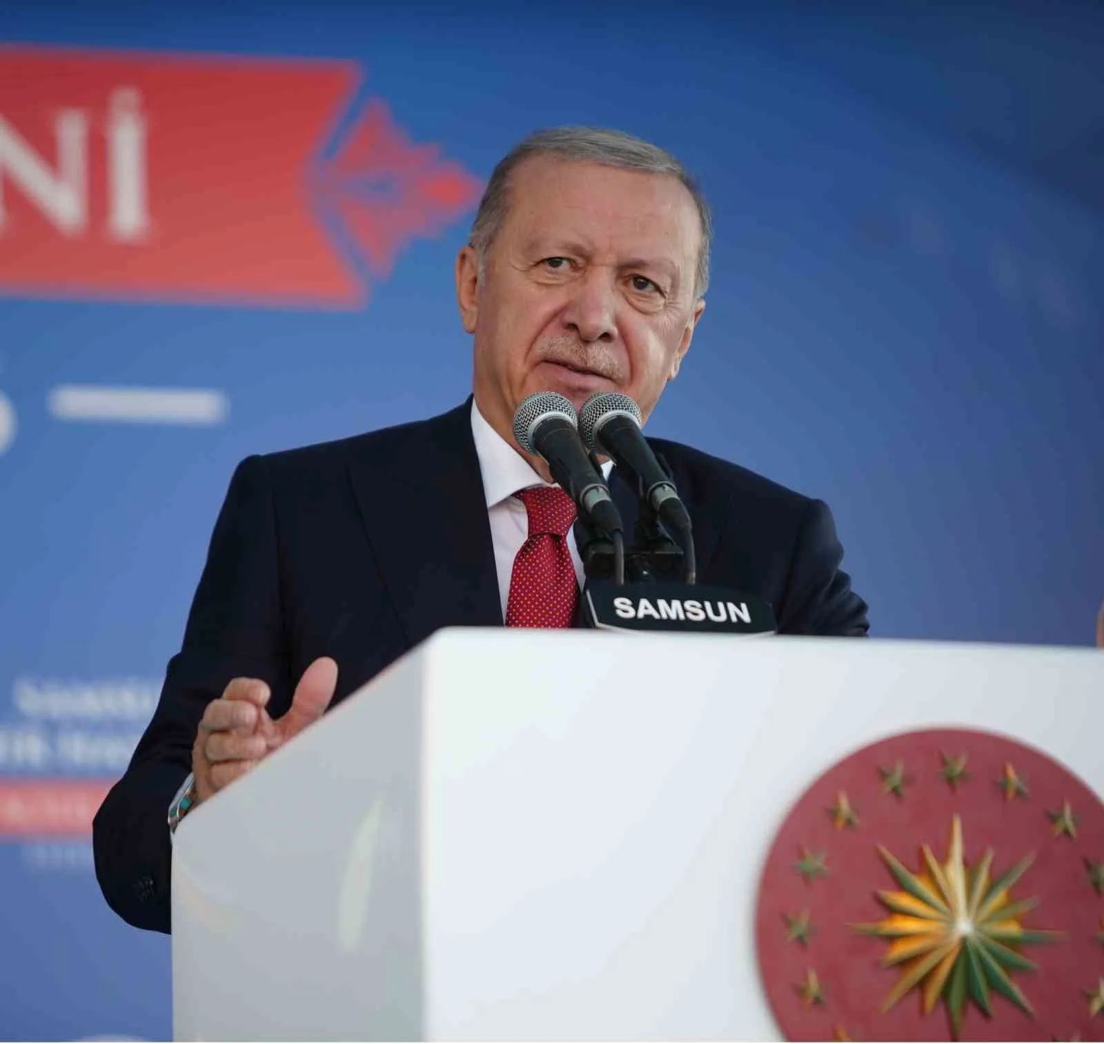 ERDOĞAN, "YENİ YATIRIMLARLA SAMSUN'UN SAĞLIK ALTYAPISINI DAHA DA GÜÇLENDİRİYORUZ. 350 YATAKLI ATAKUM DEVLET HASTANESİ VE 250 TEKKEKÖY DEVLET HASTANESİ’NİN İNŞAATLARI DEVAM EDİYOR. ALAÇAM VE AYVACIK’A 75’ER YATAKLI YENİ DEVLET HASTANELERİ KAZANDIRILIYOR. 350 YATAKLI İLKADIM DEVLET HASTANESİ’NDE İSE PROJE SÜRECİNİN SONUNA YAKLAŞIYORUZ. İNŞALLAH ONLARI DA PEYDERPEY TAMAMLAYACAK VE HİZMETE AÇACAĞIZ" ŞEKLİNDE KONUŞTU.