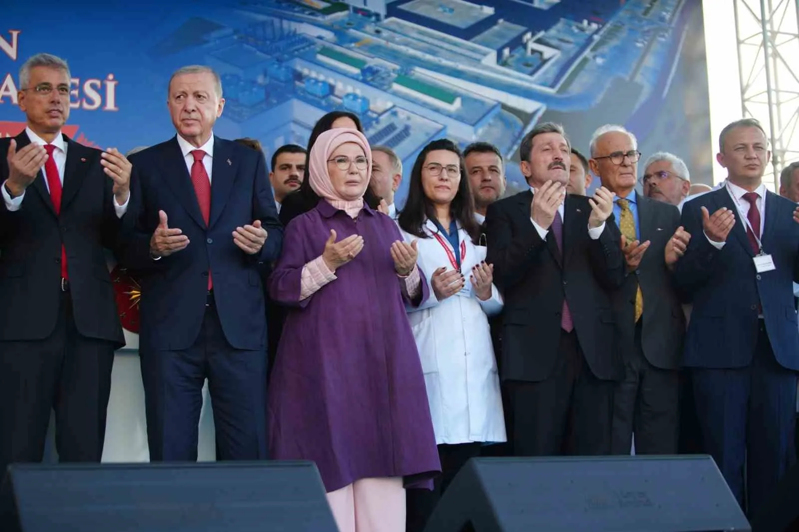 AÇILIŞ TÖRENİNE AYRICA CUMHURBAŞKANI RECEP TAYYİP ERDOĞAN’IN EŞİ EMİNE ERDOĞAN, SAMSUN VALİSİ ORHAN TAVLI, AK PARTİ SAMSUN MİLLETVEKİLLERİ MEHMET MUŞ, ÇİĞDEM KARAASLAN, YUSUF ZİYA YILMAZ, ORHAN KIRCALI, ERSAN AKSU, MHP GENEL BAŞKAN YARDIMCISI VE SAMSUN MİLLETVEKİLİ İLYAS TOPSAKAL, İLÇE BELEDİYE BAŞKANLARI, İL SAĞLIK MÜDÜRÜ UZM. DR. MUSTAFA URAS, AK PARTİ İL BAŞKANI MEHMET KÖSE, MHP İL BAŞKANI BURHAN MUCUR, SİYASİ PARTİ İL BAŞKANLARI, KAMU KURUM VE KURULUŞ TEMSİLCİLERİ KATILDI.