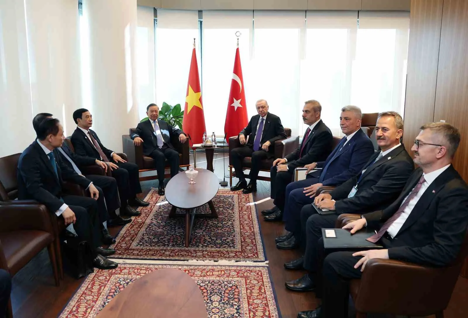 CUMHURBAŞKANI RECEP TAYYİP ERDOĞAN, NEW YORK TEMASLARI KAPSAMINDA VİETNAM DEVLET BAŞKANI TO LAM İLE GÖRÜŞTÜ.
