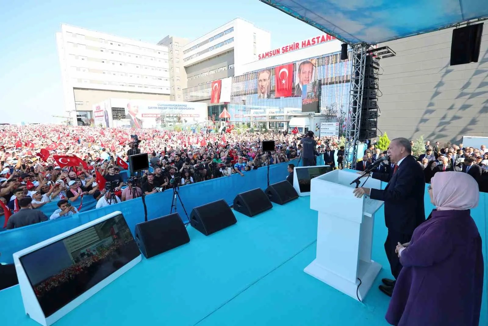 SAMSUN ŞEHİR HASTANESİ'NİN RESMİ AÇILIŞI VE GENÇLERLE BULUŞMA PROGRAMI İÇİN KENTE GELEN CUMHURBAŞKANI RECEP TAYYİP ERDOĞAN, VATANDAŞLARIN YOĞUN İLGİSİYLE KARŞILAŞTI.