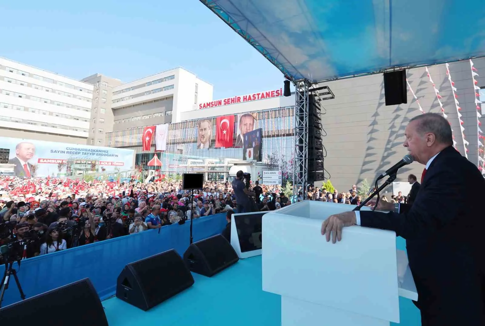 SAMSUN ŞEHİR HASTANESİ'NİN RESMİ AÇILIŞI VE GENÇLERLE BULUŞMA PROGRAMI İÇİN KENTE GELEN CUMHURBAŞKANI RECEP TAYYİP ERDOĞAN, VATANDAŞLARIN YOĞUN İLGİSİYLE KARŞILAŞTI.