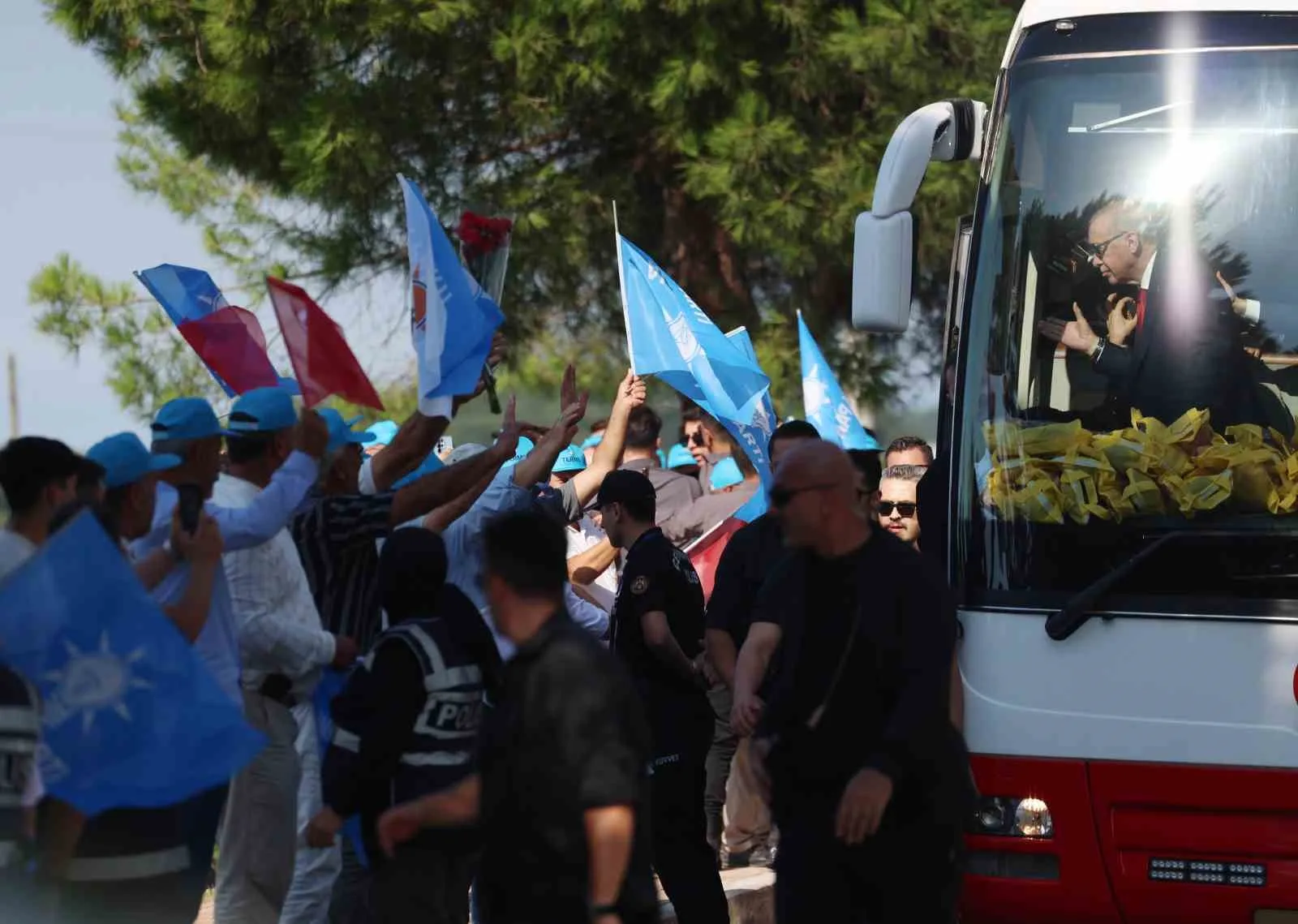 SAMSUN ŞEHİR HASTANESİ'NİN RESMİ AÇILIŞI VE GENÇLERLE BULUŞMA PROGRAMI İÇİN KENTE GELEN CUMHURBAŞKANI RECEP TAYYİP ERDOĞAN, VATANDAŞLARIN YOĞUN İLGİSİYLE KARŞILAŞTI.
