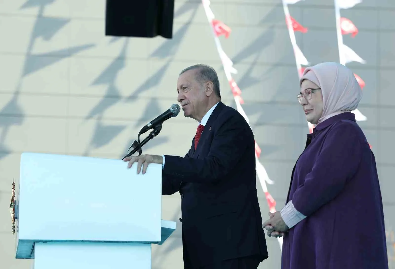 SAMSUN ŞEHİR HASTANESİ'NİN RESMİ AÇILIŞI VE GENÇLERLE BULUŞMA PROGRAMI İÇİN KENTE GELEN CUMHURBAŞKANI RECEP TAYYİP ERDOĞAN, VATANDAŞLARIN YOĞUN İLGİSİYLE KARŞILAŞTI.